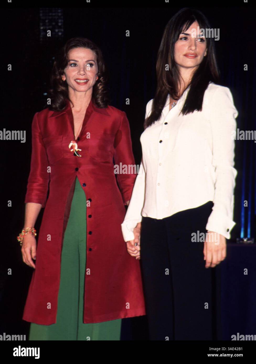 04 avril 2001 ; Madrid, Espagne ; ventes en Amérique du Nord UNIQUEMENT ! Acteurs PENELOPE CRUZ & VICTORIA ABRIL @ la première de 'Sin Noticas de Dios,' (No News of God).. (Image de crédit : Remi Agency/ZUMAPRESS.com) Banque D'Images