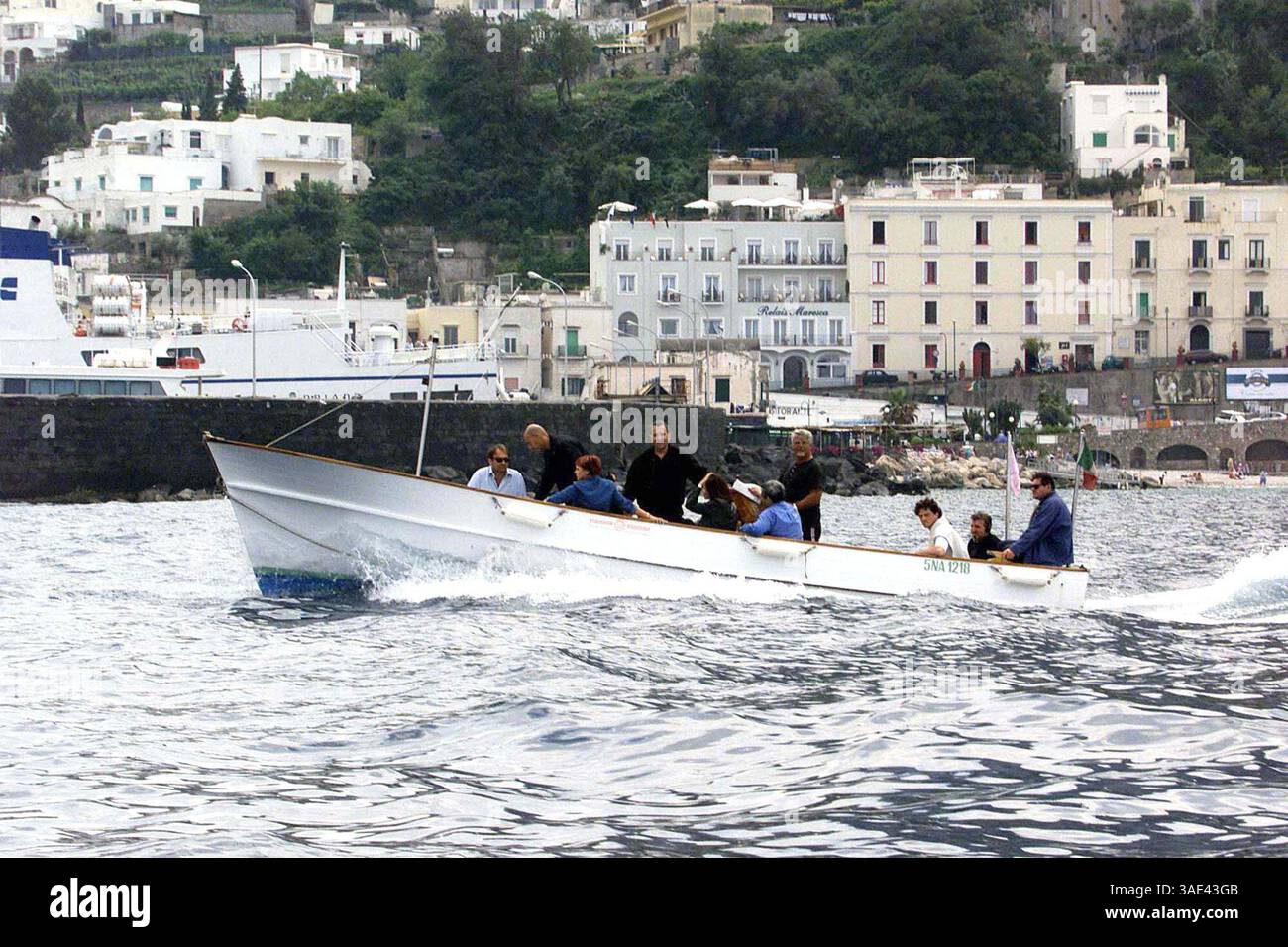 28 mai 2001 ; Roma, Italie ; ventes en Amérique du Nord SEULEMENT ! Le premier ministre israélien EHUD BARAK se rend à Capri, en Italie avec sa femme et sa famille. (Image de crédit : Remi Agency/ZUMAPRESS.com) Banque D'Images 28 mai 2001 ; Roma, Italie ; ventes en Amérique du Nord SEULEMENT ! Le premier ministre israélien EHUD BARAK se rend à Capri, en Italie avec sa femme et sa famille. (Image de crédit : Remi Agency/ZUMAPRESS.com) Banque D'Images