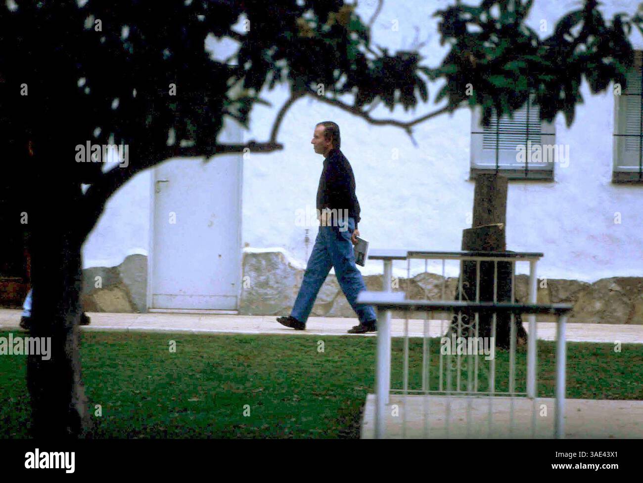 10 juin 2001 ; Buenos Aires, Argentine ; ventes nord-américaines SEULEMENT ! L'ancien président argentin CARLOS MENEM lit un livre alors qu'il est détenu en résidence surveillée ordonnée par un juge fédéral. MENEM est accusé d'avoir orchestré la contrebande d'armes vers la Croatie et l'Équateur dans les années 1990, maintenant il attend son procès. (Image de crédit : Remi Agency/ZUMAPRESS.com) Banque D'Images
