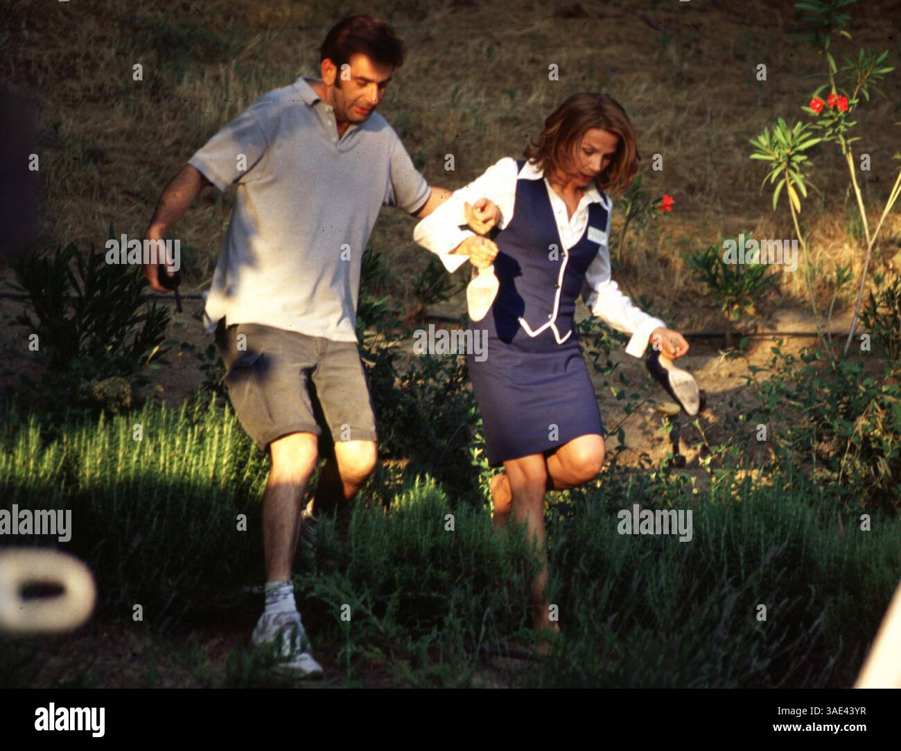 13 juin 2001 ; Madrid, Espagne ; droits nord-américains seulement ! Exclusif ! L'actrice VICTORIA ABRIL prend une pause en marchant pieds nus dans un jardin pendant le tournage de son nouveau film 'No News of God' et est aidée après avoir rencontré des ennuis .. (Image de crédit : Remi Agency/ZUMAPRESS.com) Banque D'Images