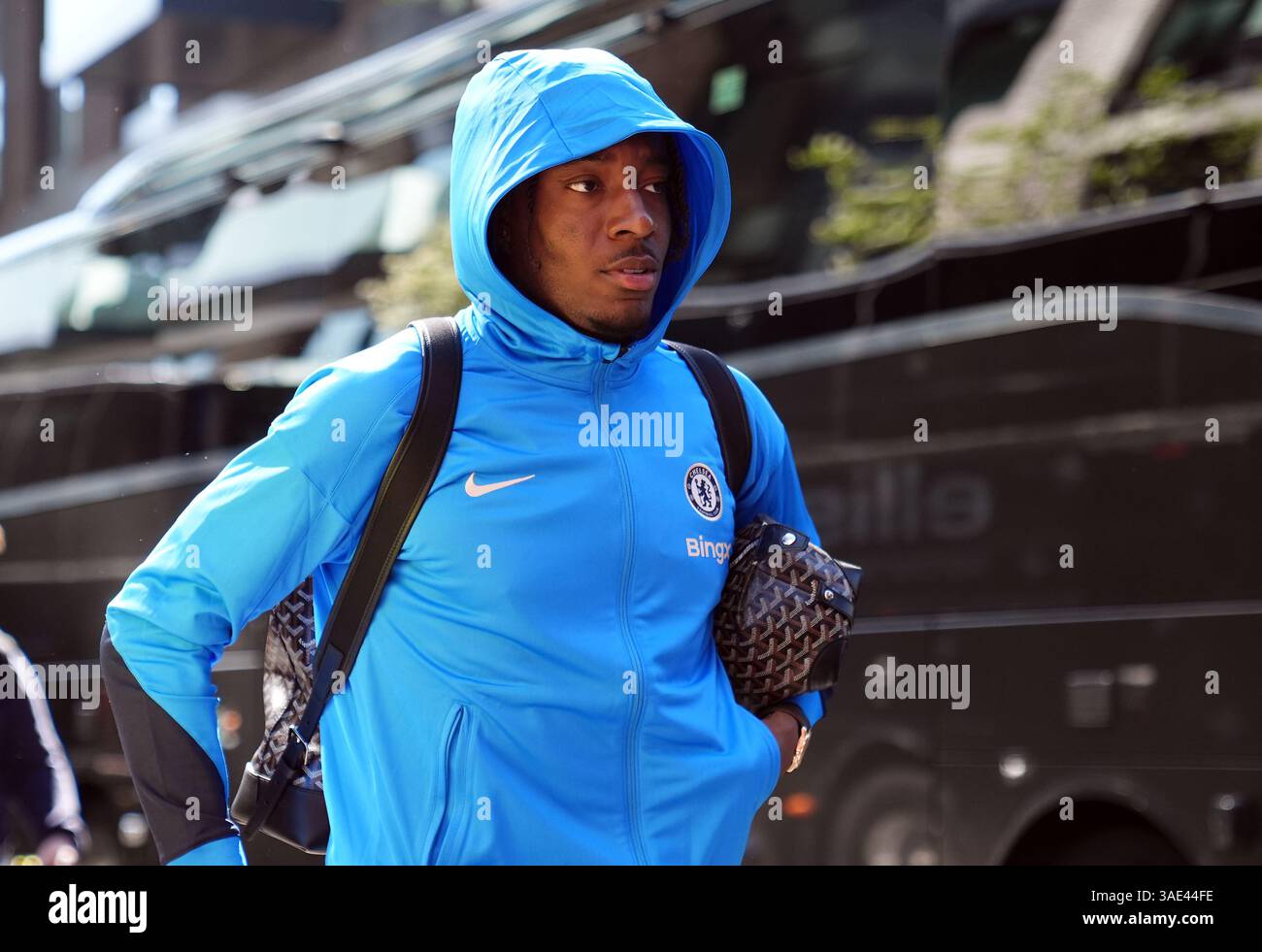 Noni Madueke de Chelsea arrive avant le match de premier League au Gtech Community Stadium de Londres. Date de la photo : dimanche 6 avril 2025. Banque D'Images