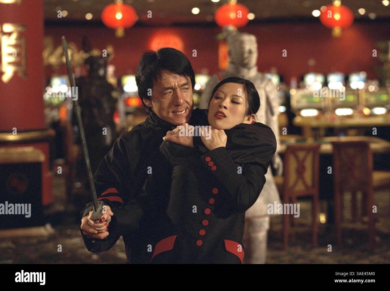 10 août 2001 ; Hollywood, Californie, États-Unis ; L'acteur JACKIE CHAN dans le rôle de l'inspecteur Lee et l'actrice ZIYI ZHANG dans le rôle de Hu Li dans Rush Hour 2. (Image de crédit : Remi Agency/ZUMAPRESS.com) Banque D'Images