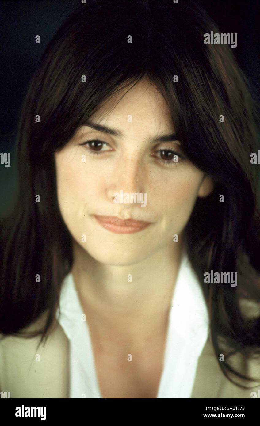 27 novembre 2001 ; Madrid, Espagne ; ventes aux États-Unis UNIQUEMENT ! L'actrice PENELOPE CRUZ & Victoria Abril présentent leur nouveau film 'Sin Noticias de Dios' (No News from God) réalisé par Agustin Diaz Yanes @ une station de métro à Madrid.. (Image de crédit : Remi Agency/ZUMAPRESS.com) Banque D'Images