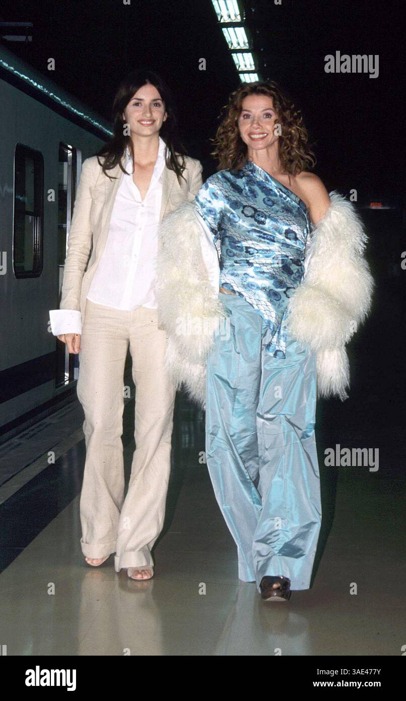 27 novembre 2001 ; Madrid, Espagne ; ventes aux États-Unis UNIQUEMENT ! L'actrice PENELOPE CRUZ & VICTORIA ABRIL (R) présentent leur nouveau film 'Sin Noticias de Dios' (No News from God) réalisé par Agustin Diaz Yanes @ une station de métro à Madrid.. (Image de crédit : Remi Agency/ZUMAPRESS.com) Banque D'Images