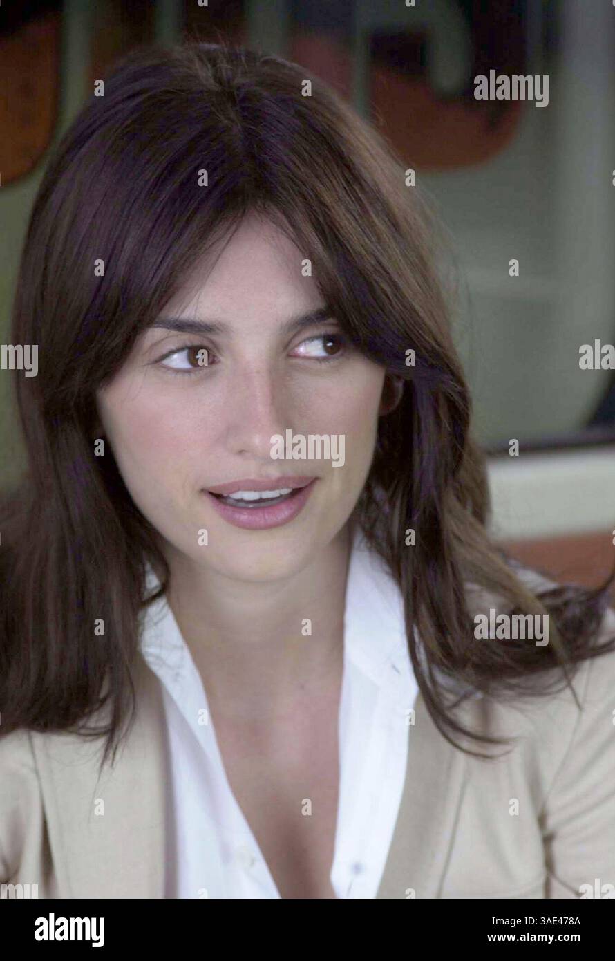 27 novembre 2001 ; Madrid, Espagne ; ventes aux États-Unis UNIQUEMENT ! L'actrice PENELOPE CRUZ & Victoria Abril présentent leur nouveau film 'Sin Noticias de Dios' (No News from God) réalisé par Agustin Diaz Yanes @ une station de métro à Madrid.. (Image de crédit : Remi Agency/ZUMAPRESS.com) Banque D'Images