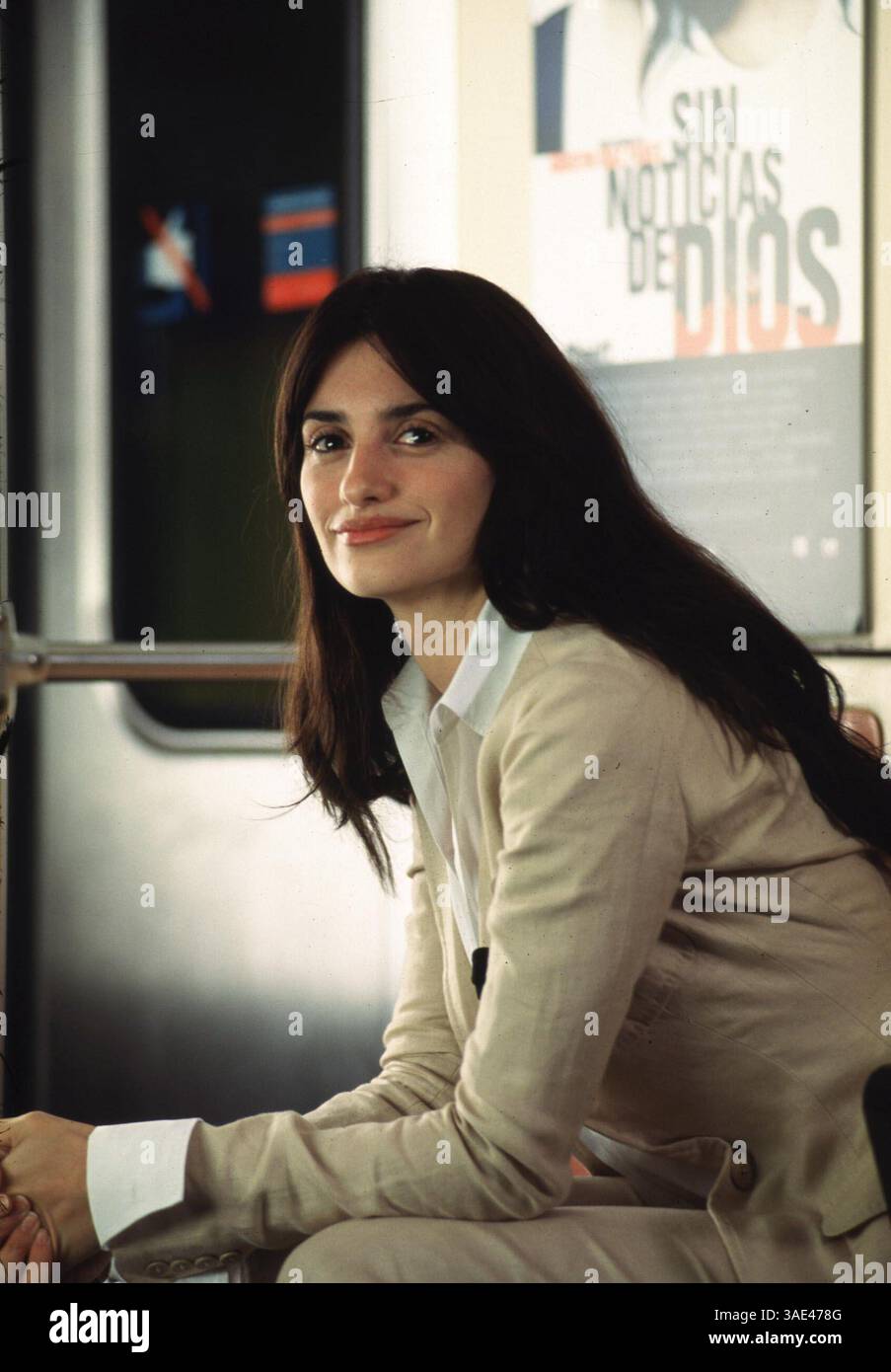 27 novembre 2001 ; Madrid, Espagne ; ventes aux États-Unis UNIQUEMENT ! L'actrice PENELOPE CRUZ & Victoria Abril présentent leur nouveau film 'Sin Noticias de Dios' (No News from God) réalisé par Agustin Diaz Yanes @ une station de métro à Madrid.. (Image de crédit : Remi Agency/ZUMAPRESS.com) Banque D'Images