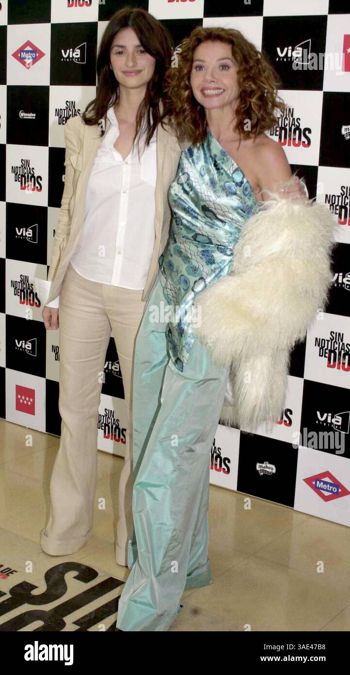 27 novembre 2001 ; Madrid, Espagne ; ventes aux États-Unis UNIQUEMENT ! L'actrice PENELOPE CRUZ & VICTORIA ABRIL (R) présentent leur nouveau film 'Sin Noticias de Dios' (No News from God) réalisé par Agustin Diaz Yanes.. (Image de crédit : Remi Agency/ZUMAPRESS.com) Banque D'Images