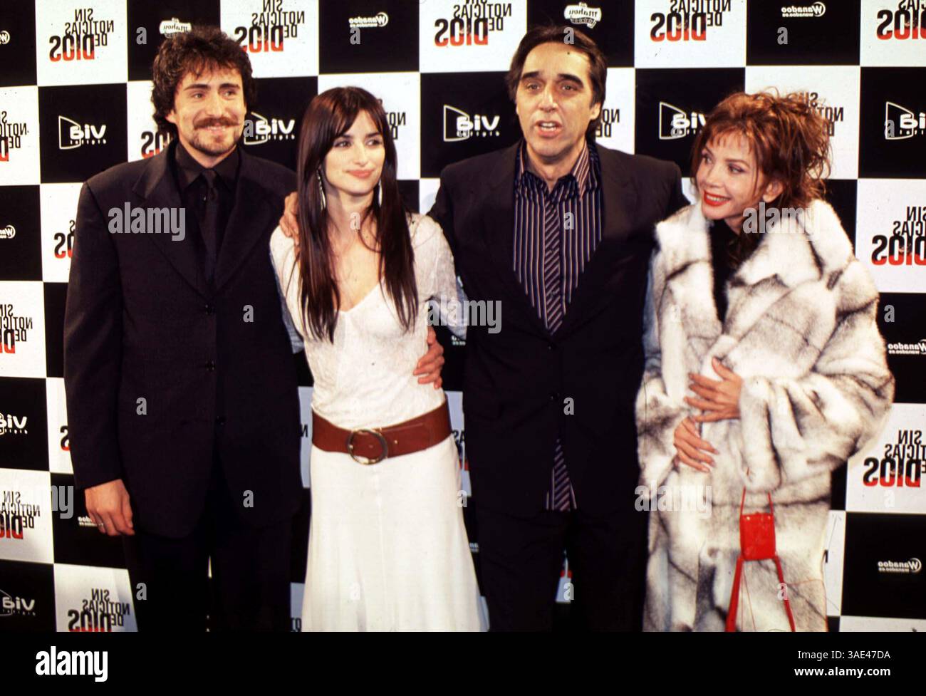 29 nov. 2001 ; Madrid, Espagne ; droits américains SEULEMENT ! Actrices PENELOPE CRUZ & VICTORIA ABRIL @ la présentation de leur film 'Sin Noticias de Dios.'. (Image de crédit : Remi Agency/ZUMAPRESS.com) Banque D'Images