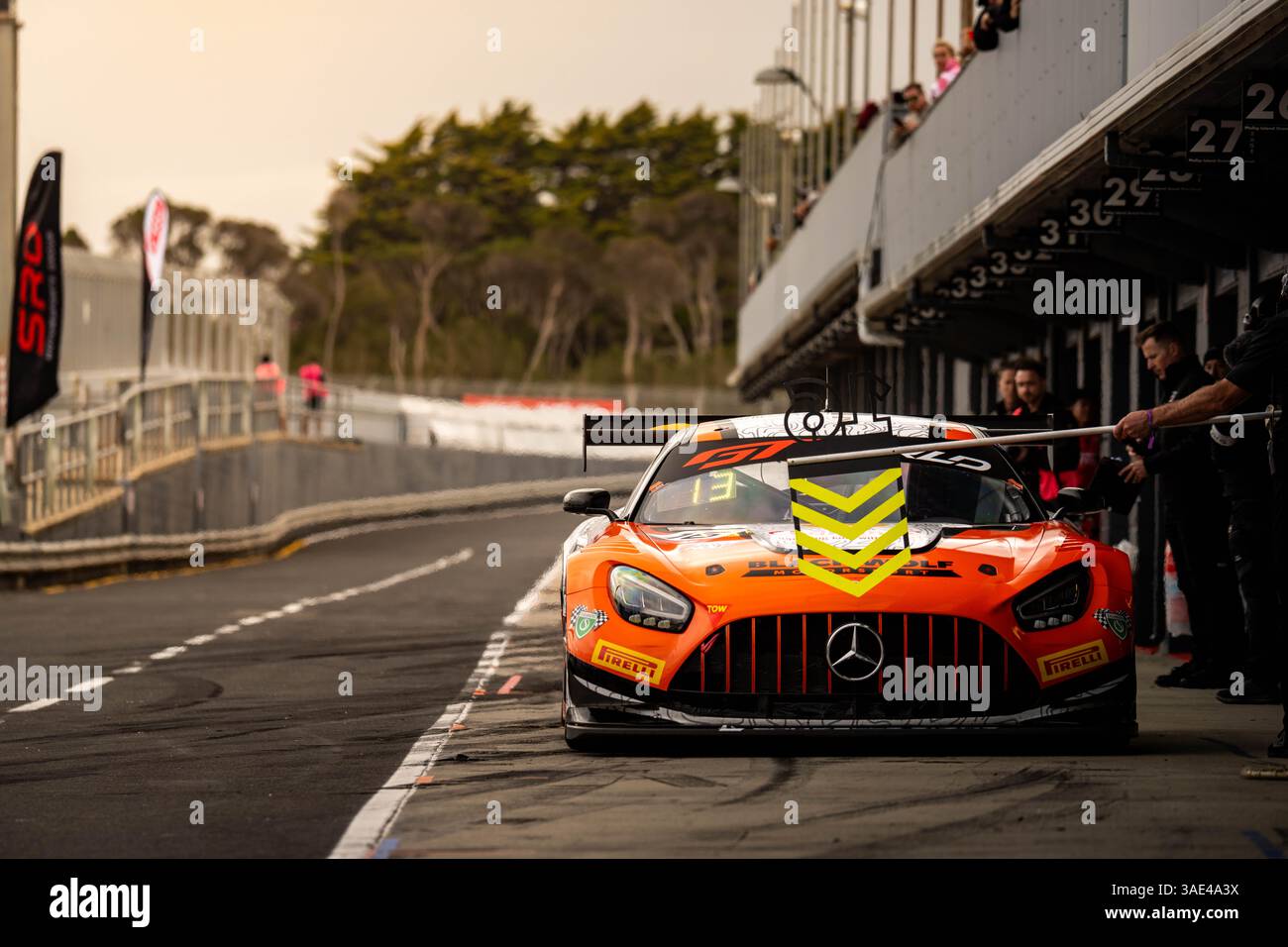 Cranbourne, Victoria, Australie. 6 avril 2025. La #16 Black Wolf Motorsport Mercedes-AMG GT3 EVO pilotée par B. SCHOOTS et S. WOODMAN tient dans son pitbox lors de l'arrêt obligatoire pour la course 2 au Round 1 du GT World Challenge Australia lors des Shannons Speed Series sur le circuit du Grand Prix de Phillip Island à Ventnor, en Australie. (Crédit image : © James Forrester/ZUMA Press Wire) USAGE ÉDITORIAL SEULEMENT ! Non destiné à UN USAGE commercial ! Banque D'Images