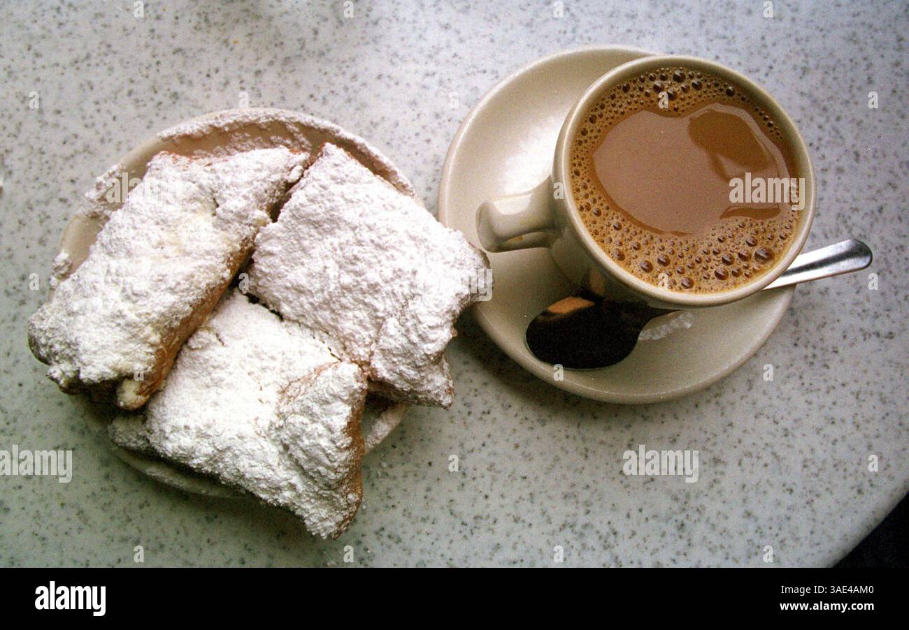 14 juin 2000 ; Nouvelle-Orléans, LOUISIANE, États-Unis ; le café et les beignets sont les incontournables du Café du monde, un café ouvert 24 heures sur 24 dans le quartier français de la Nouvelle-Orléans. (Crédit image : Nell Redmond/ZUMAPRESS.com) Banque D'Images