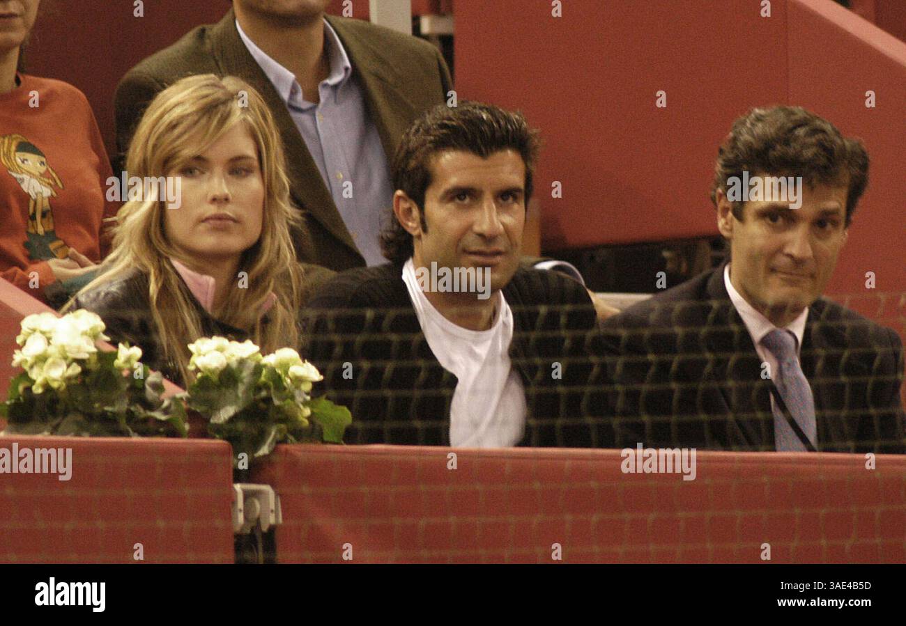 19 octobre 2003 ; Madrid, ESPAGNE ; joueur du Real Madrid LUIS Figo et sa femme HELEN SVEDIN au match du championnat Masters of Tennis, Juan Carlos Ferrero VS Nicolas Massu.. (Image de crédit : Remi Agency/ZUMAPRESS.com) Banque D'Images