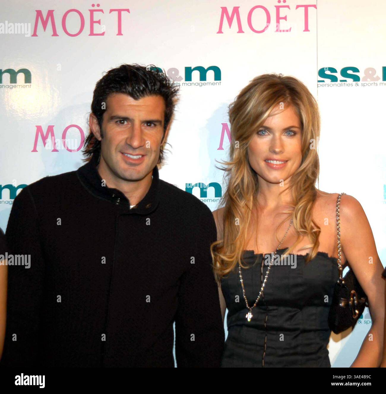 30 octobre 2003 ; Madrid, Espagne ; Moët Chandon fête et présentation d'une nouvelle agence qui représente les mannequins et les sportifs à Madrid. La photo montre Real Madrid Fottballer LUIS Figo avec la femme modèle HELEN SVEDIN.. (Image de crédit : Remi Agency/ZUMAPRESS.com) Banque D'Images