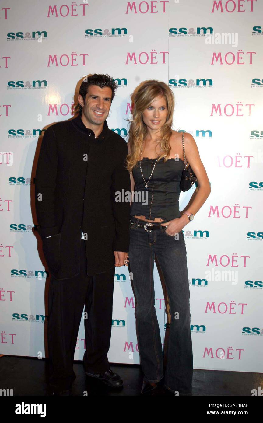 30 octobre 2003 ; Madrid, Espagne ; Moët Chandon fête et présentation d'une nouvelle agence qui représente les mannequins et les sportifs à Madrid. La photo montre Real Madrid Fottballer LUIS Figo avec la femme modèle HELEN SVEDIN.. (Image de crédit : Remi Agency/ZUMAPRESS.com) Banque D'Images