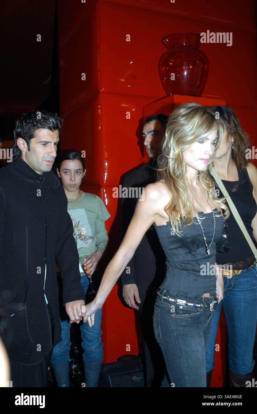 30 octobre 2003 ; Madrid, Espagne ; Moët Chandon fête et présentation d'une nouvelle agence qui représente les mannequins et les sportifs à Madrid. La photo montre Real Madrid Fottballer LUIS Figo avec la femme modèle HELEN SVEDIN.. (Image de crédit : Remi Agency/ZUMAPRESS.com) Banque D'Images