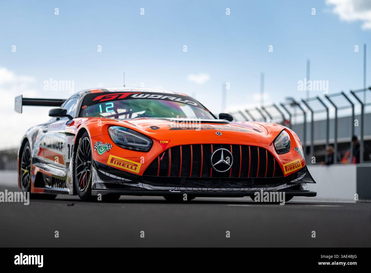 Cranbourne, Victoria, Australie. 6 avril 2025. La #16 Black Wolf Motorsport Mercedes-AMG GT3 EVO pilotée par B. SCHOOTS et S. WOODMAN arrive sur la grille avant la course 2 au Round 1 du GT World Challenge Australia aux Shannons Speed Series sur le circuit du Grand Prix de Phillip Island à Ventnor, en Australie. (Crédit image : © James Forrester/ZUMA Press Wire) USAGE ÉDITORIAL SEULEMENT ! Non destiné à UN USAGE commercial ! Banque D'Images