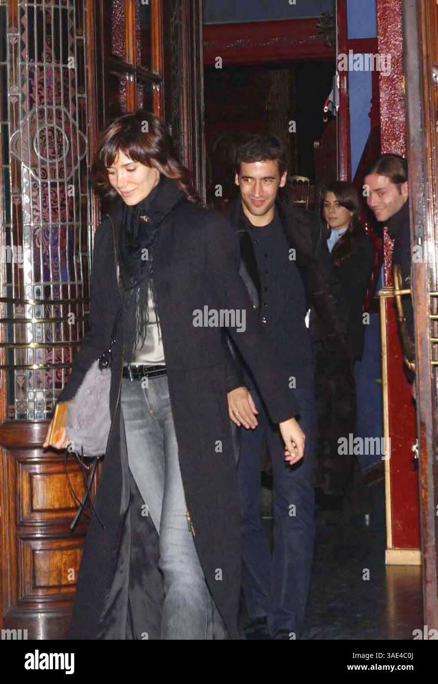 24 novembre 2003 ; Madrid, ESPAGNE ; le joueur de football du Real Madrid RAUL et sa femme MAMEN SANZ assistent à la fête d'anniversaire surprise de l'actrice espagnole Lydia Bosch.. (Image de crédit : Remi Agency/ZUMAPRESS.com) Banque D'Images
