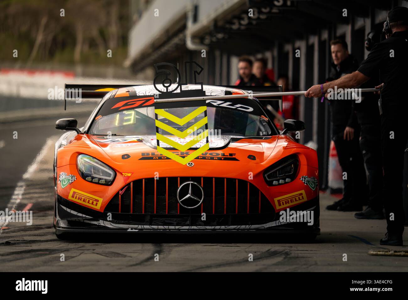 Cranbourne, Victoria, Australie. 6 avril 2025. La #16 Black Wolf Motorsport Mercedes-AMG GT3 EVO pilotée par B. SCHOOTS et S. WOODMAN tient dans le pitbox pour leur temps de service minimum dans le cadre de l'arrêt au pitbox obligatoire lors de la course 2 au Round 1 du GT World Challenge Australia lors des Shannons Speed Series sur le circuit du Grand Prix de Phillip Island à Ventnor, en Australie. (Crédit image : © James Forrester/ZUMA Press Wire) USAGE ÉDITORIAL SEULEMENT ! Non destiné à UN USAGE commercial ! Banque D'Images