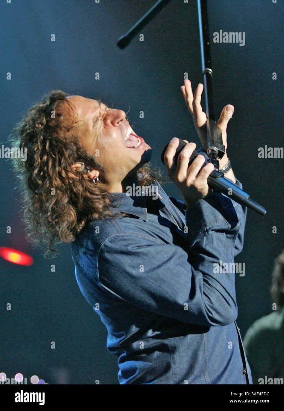 05 octobre 2005 ; Temecula, CA, États-Unis ; STEVE AUGERI du groupe 'Journey' jouant en concert alors que le groupe célèbre la sortie de leur nouvel album 'Generations' à la réserve indienne de Pechanga à Temecula. (Crédit image : Roger Williams/ZUMAPRESS.com) Banque D'Images