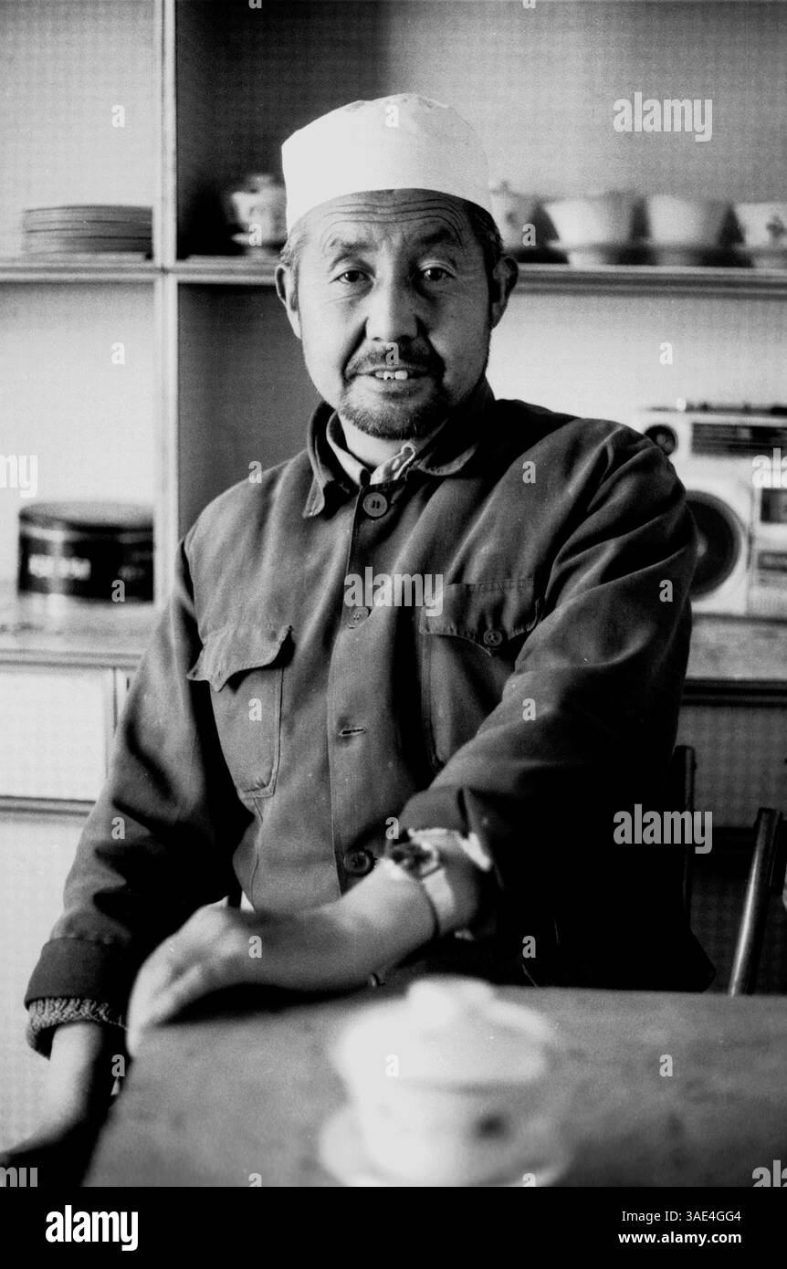15 mars 1996 ; Xiahe, province du Gansu, CHINE ; un commerçant musulman de la ville marchande de Linxia prend le thé dans sa maison. (Crédit image : Ruaridh Stewart/ZUMAPRESS.com) Banque D'Images