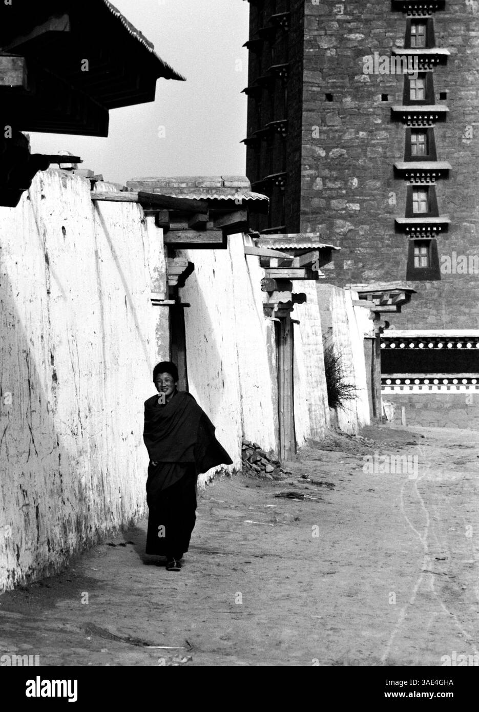 15 mars 1996 ; Hezhou, province du Gansu, CHINE ; un jeune moine bhuddiste tibétain se promène dans le parc du monastère de Hezhou. (Crédit image : Ruaridh Stewart/ZUMAPRESS.com) Banque D'Images