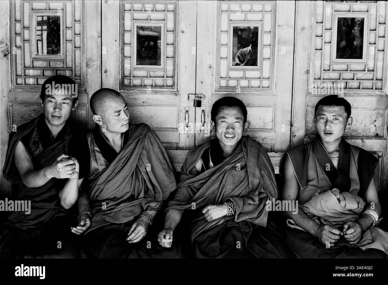 12 avril 1996 ; Xiahe, province du Gansu, CHINE ; les moines bhuddistes font une pause à l'ombre pendant qu'ils étudient le bhuddisme au monastère de Labrang à Xiahe. Labrang est le plus grand monastère tibétain en dehors du Tibet et des milliers de pèlerins affluent ici chaque année. (Crédit image : Ruaridh Stewart/ZUMAPRESS.com) Banque D'Images