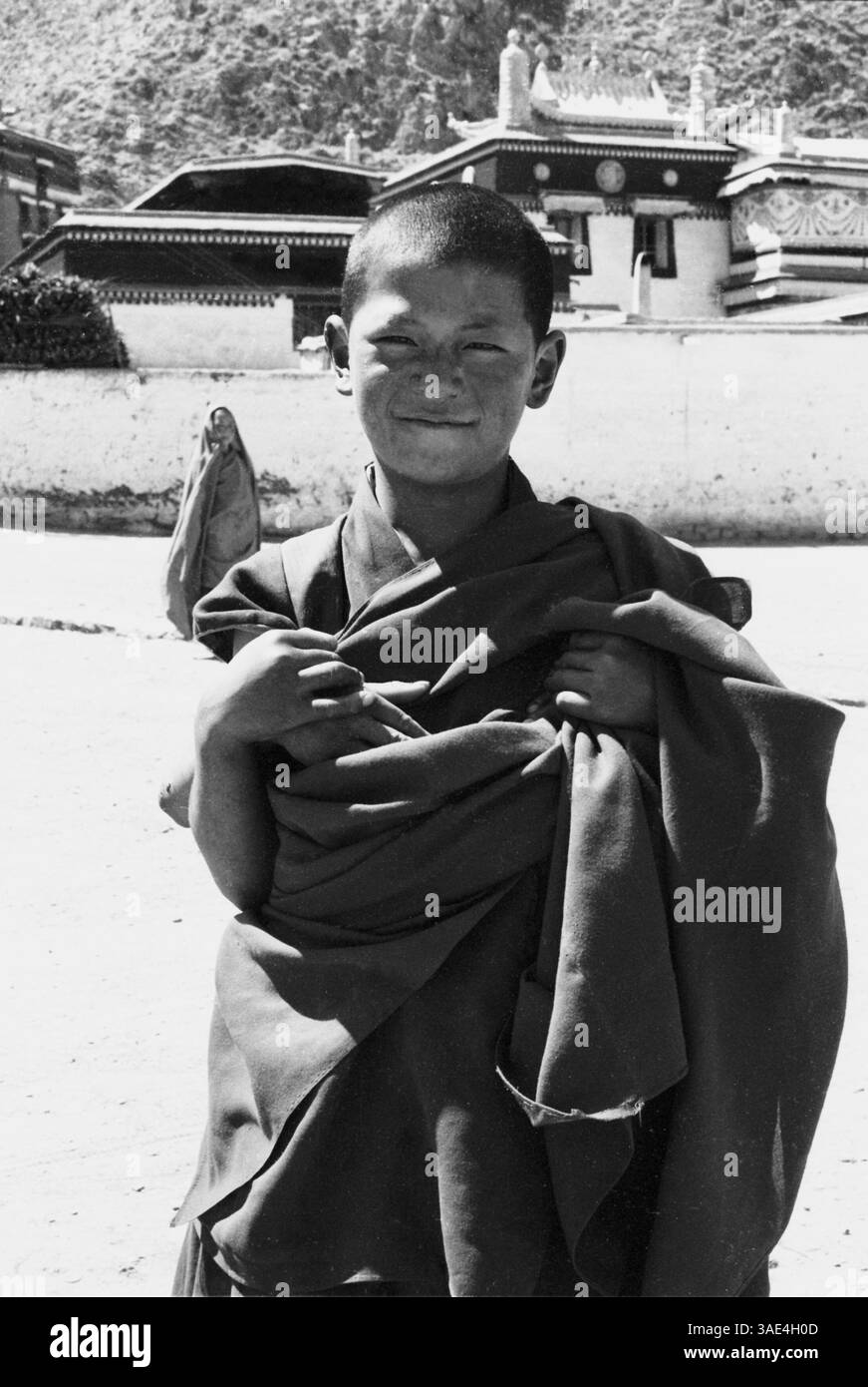 19 août 2003 ; Labrang, NÉPAL ; Un jeune moine devant le plus grand monastère tibétain en dehors du Tibet - monastère de Labrang dans la province de Xiahe Gansu en Chine. C'est là que se trouve la secte Gelupka ou 'chapeau jaune' du bouddhisme. Chaque année, ils organisent un festival le jour de l'anniversaire de Bouddha et démêlent la plus grande Thangka (tapisserie sacrée) dans le monde. (Crédit image : Ruaridh Stewart/ZUMAPRESS.com) Banque D'Images