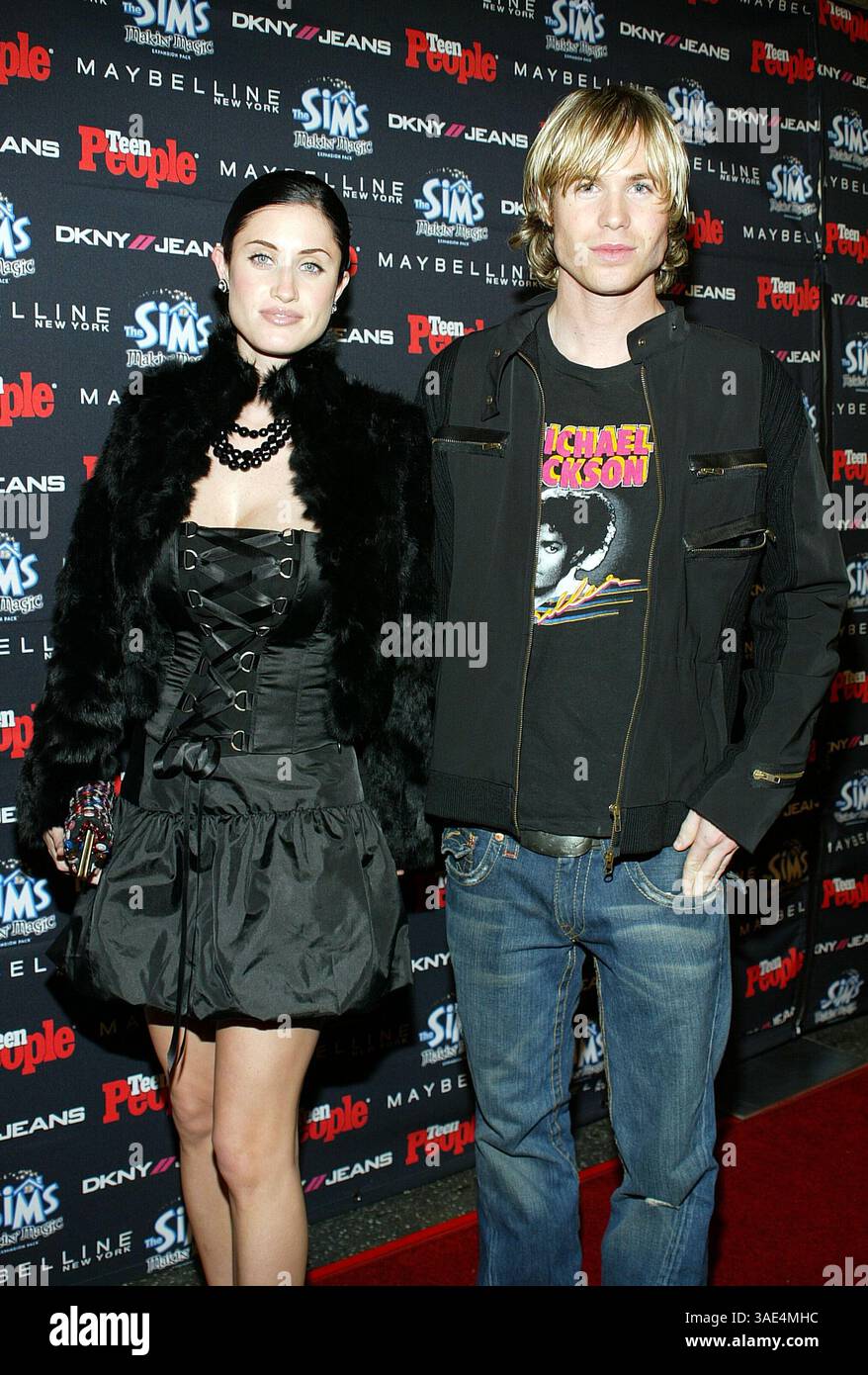 16 novembre 2003 ; Hollywood, CA, États-Unis ; la chanteuse ASHLEY PARKER ANGEL anciennement de O-Town avec sa petite amie à la cérémonie des Teen People American Music Awards After-Party honorant Sean Paul à Avalon à Hollywood. (Crédit image : Rena Durham/ZUMAPRESS.com) Banque D'Images
