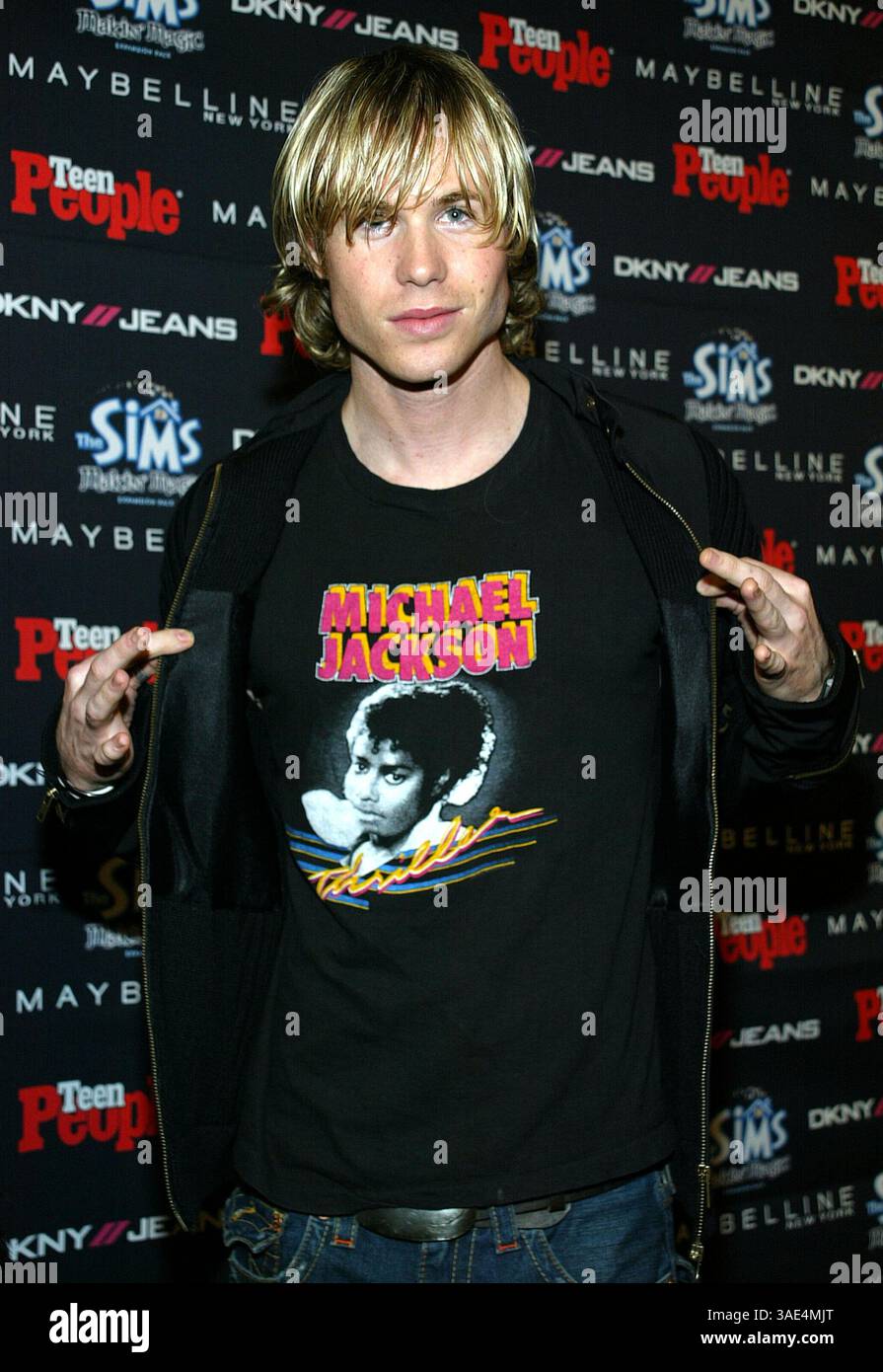 16 novembre 2003 ; Hollywood, CA, États-Unis ; la chanteuse ASHLEY PARKER ANGEL, anciennement de O-Town à l'After-Party des Teen People American Music Awards en l'honneur de Sean Paul à Avalon à Hollywood. (Crédit image : Rena Durham/ZUMAPRESS.com) Banque D'Images