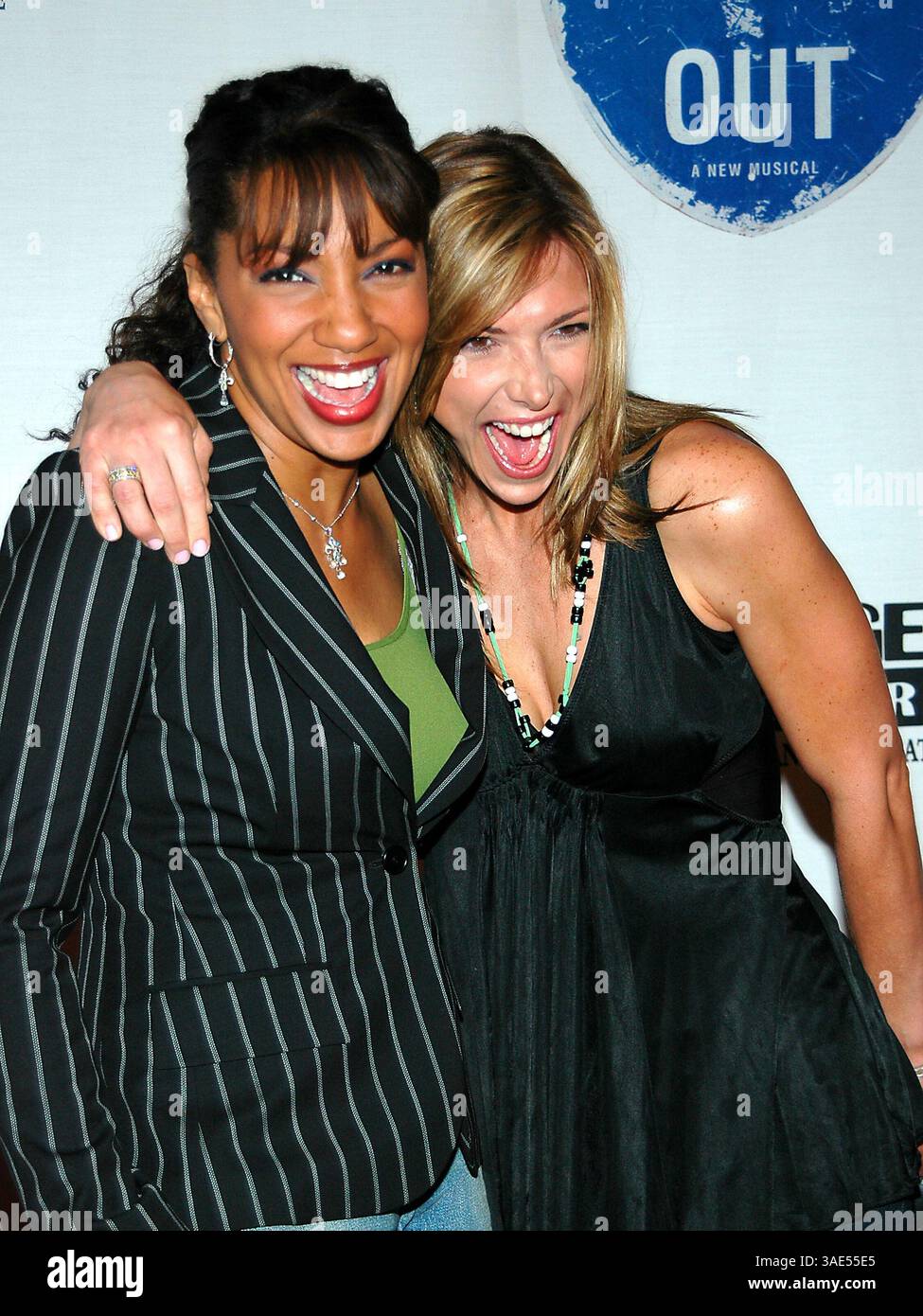 17 septembre 2004 ; Hollywood, CA, États-Unis ; Arthel NEVILLE et DEBBIE MATENOPOULOS lors du gala d'ouverture de 'Movin' Out' au Théâtre Pantages. (Crédit image : Rena Durham/ZUMAPRESS.com) Banque D'Images