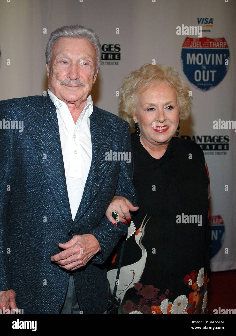 17 septembre 2004 ; Hollywood, CA, États-Unis ; Arthel NEVILLE et DEBBIE MATENOPOULOS lors du gala d'ouverture de 'Movin' Out' au Théâtre Pantages. (Crédit image : Rena Durham/ZUMAPRESS.com) Banque D'Images