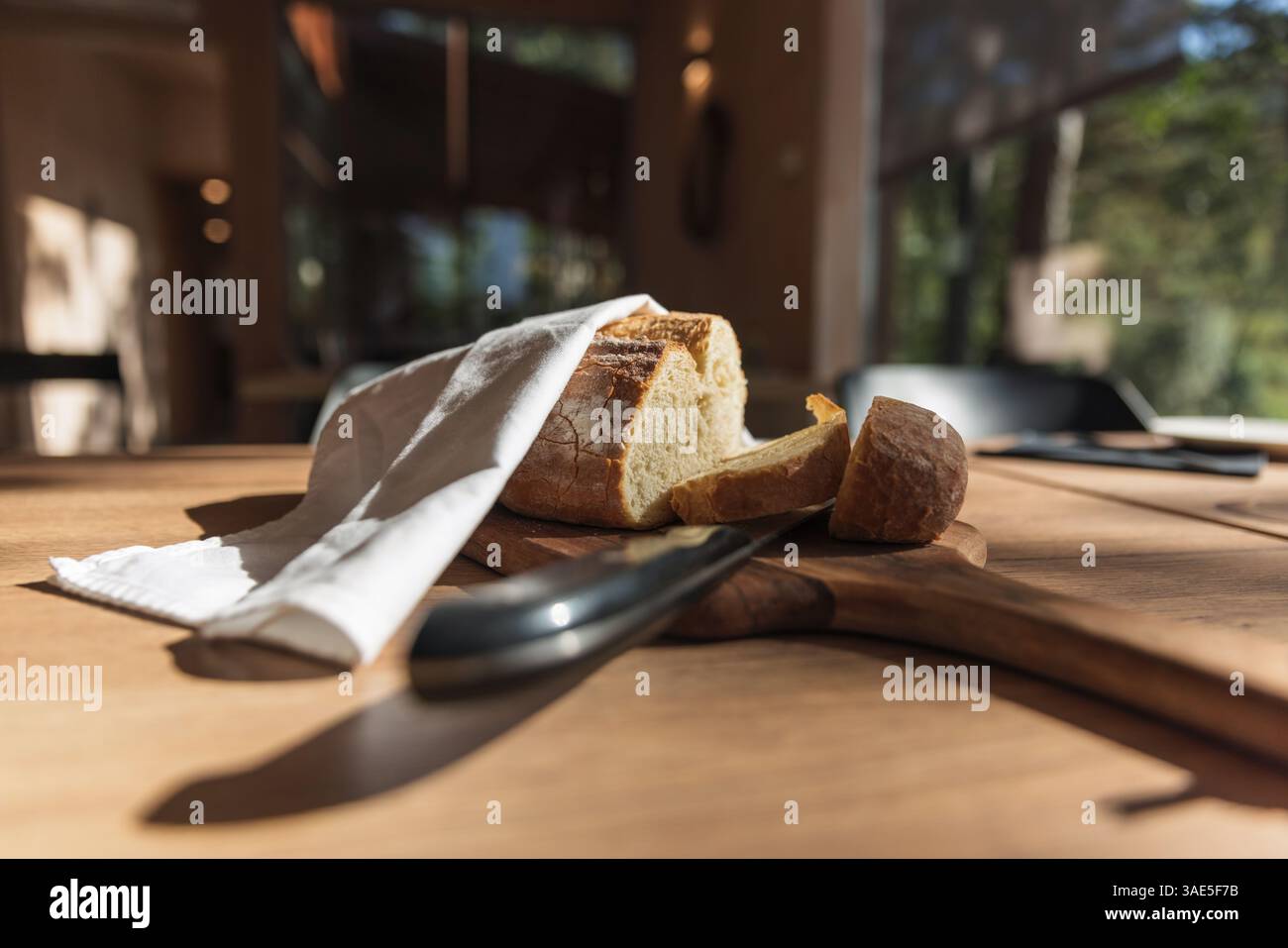Glamping cabane restaurant avec pain frais sur table dans la forêt. Banque D'Images