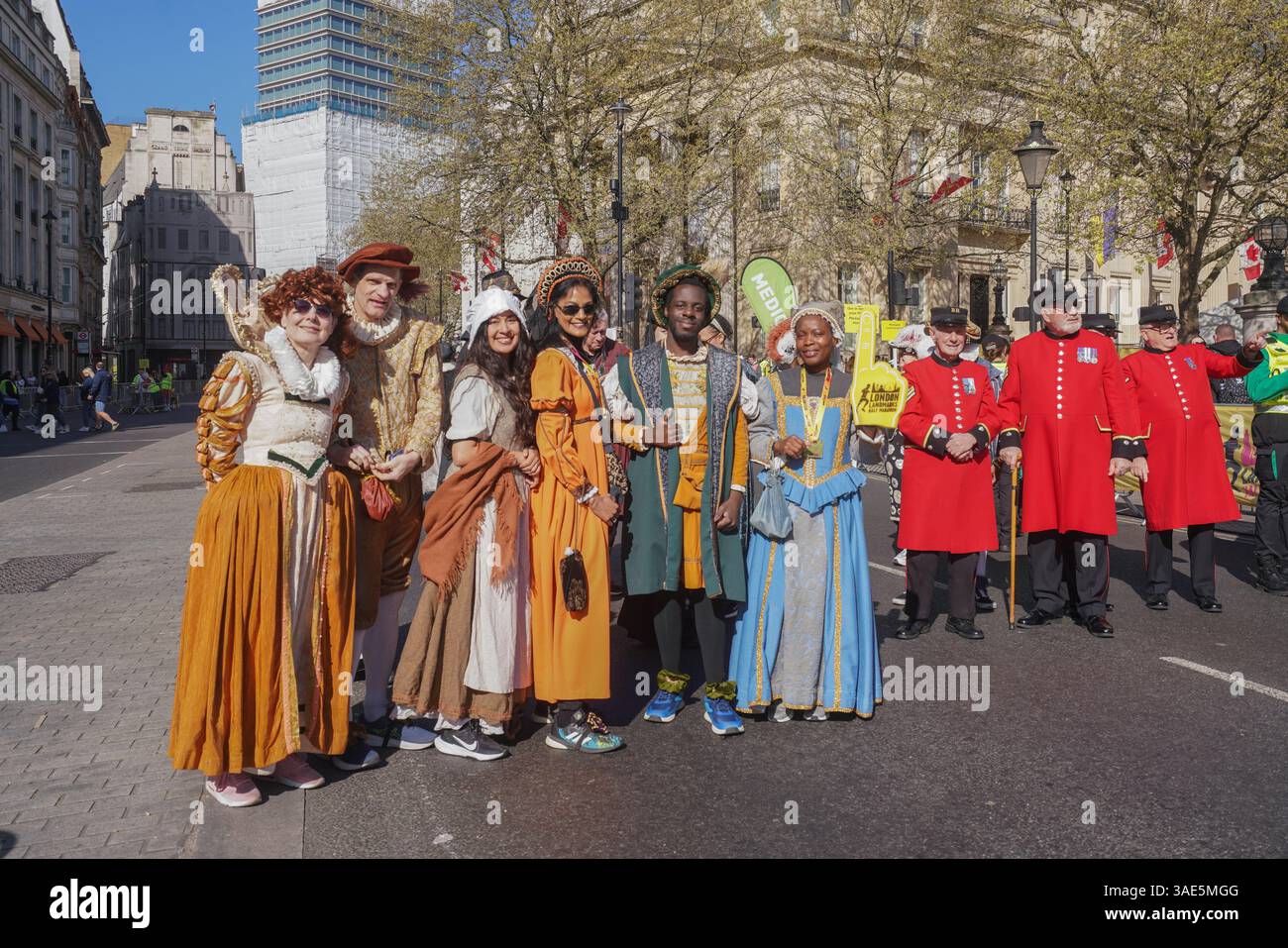 Londres Royaume-Uni 6 avril 2025. Les gens vêtus de costumes d'époque et les retraités de Chelsea sortent pour regarder le semi-marathon sous le soleil alors que le temps chaud continue . Le Royaume-Uni a vu sa journée la plus chaude de l'année jusqu'à présent vendredi, les températures étant passées au-dessus de 23C (73F) . Credit Amer Ghazzal/Alamy Live News Banque D'Images