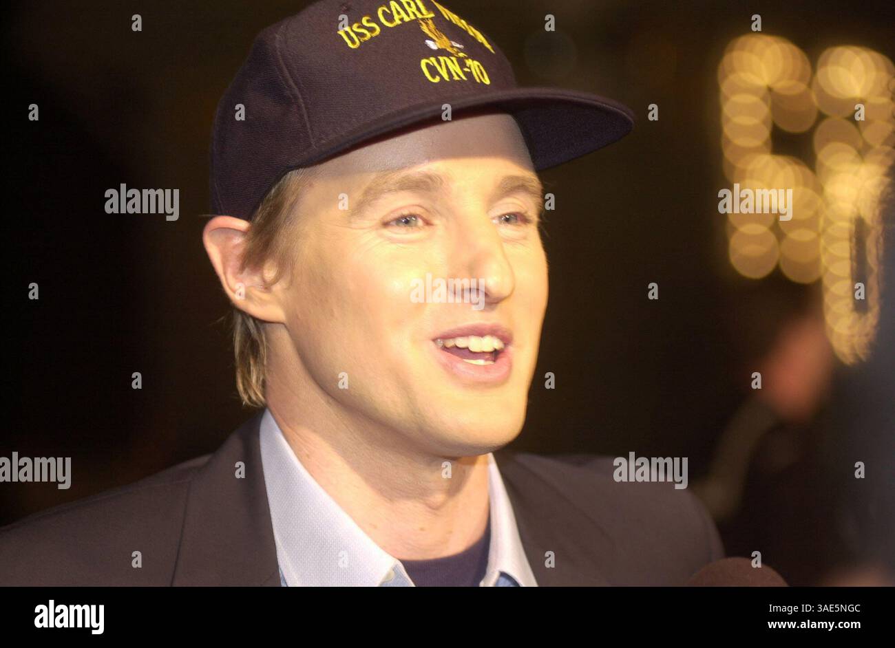 17 novembre 2001 ; Coronado, CALIFORNIE, États-Unis ; L'acteur OWEN WILSON arrive via un avion de chasse F-18A Hornet @ North Island Naval Air Station Coronado juste en face de San Diego, pour la première de 'Behind Enemy Lines' sur le porte-avions USS Nimitz. (Crédit image : Earl S. Cryer/ZUMAPRESS.com) Banque D'Images