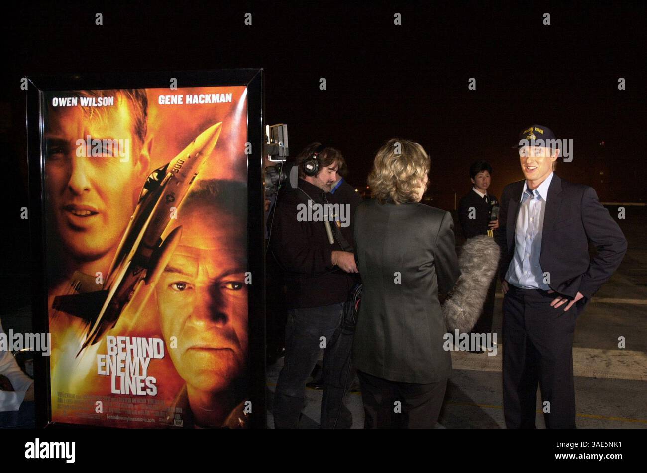 17 novembre 2001 ; Coronado, CALIFORNIE, États-Unis ; L'acteur OWEN WILSON arrive via un avion de chasse F-18A Hornet @ North Island Naval Air Station Coronado juste en face de San Diego, pour la première de 'Behind Enemy Lines' sur le porte-avions USS Nimitz. (Crédit image : Earl S. Cryer/ZUMAPRESS.com) Banque D'Images