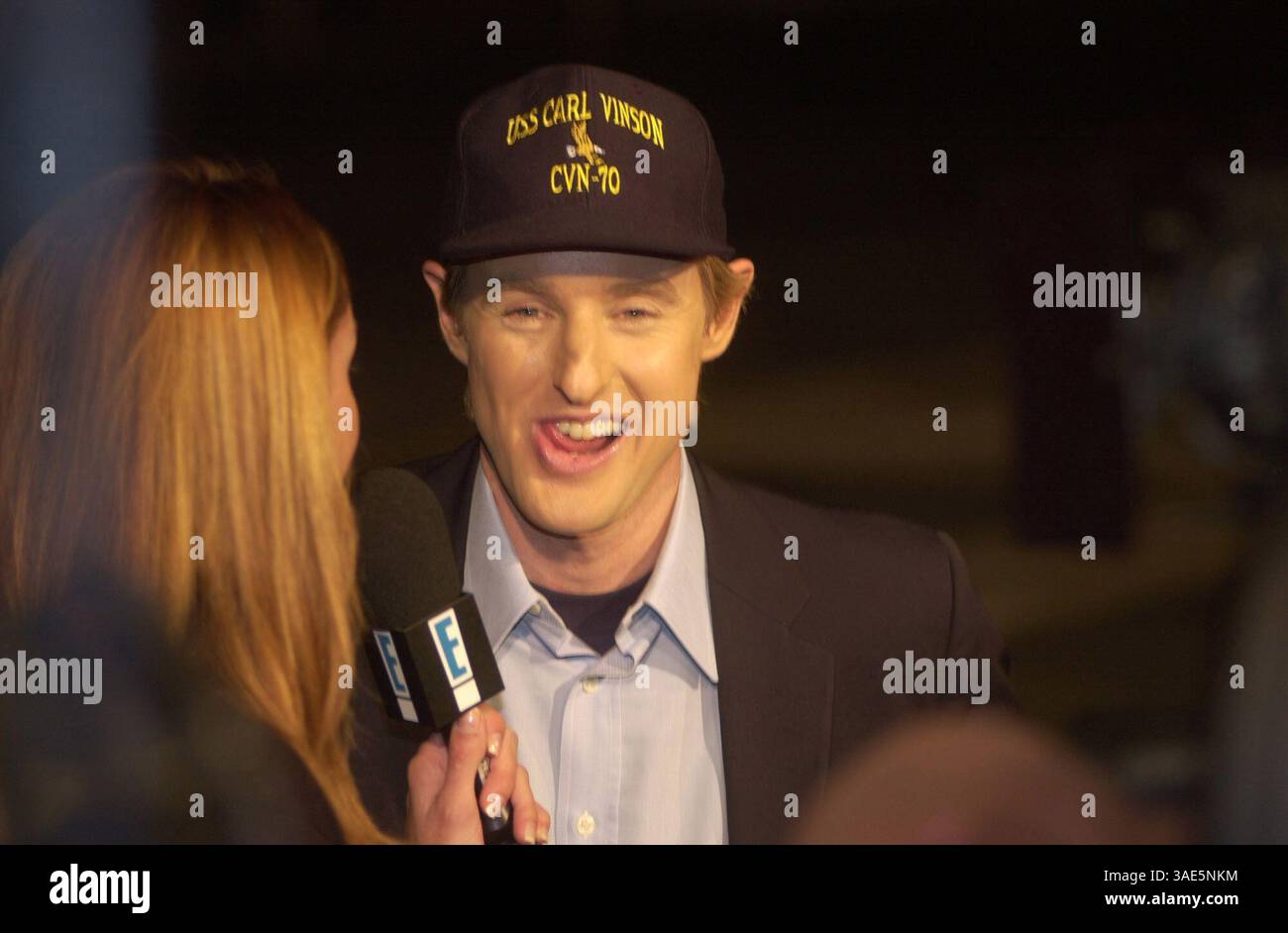 17 novembre 2001 ; Coronado, CALIFORNIE, États-Unis ; L'acteur OWEN WILSON arrive via un avion de chasse F-18A Hornet @ North Island Naval Air Station Coronado juste en face de San Diego, pour la première de 'Behind Enemy Lines' sur le porte-avions USS Nimitz. (Crédit image : Earl S. Cryer/ZUMAPRESS.com) Banque D'Images