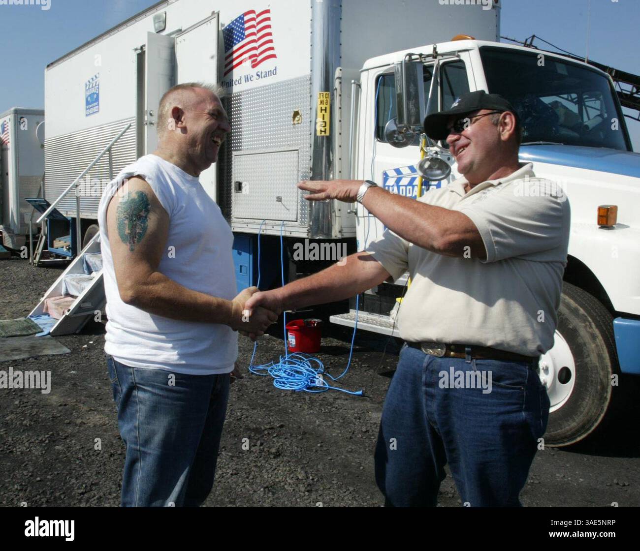 30 septembre 2002 ; Somerset County, PA, États-Unis ; le mineur de Quecreek JOHN UNGER (R) rencontre l'acteur JOHN RATZENBERGER qui incarne le mineur Tom Foy dans le téléfilm d'ABC sur le sauvetage dramatique de la mine de Quecreek. . (Crédit image : Jason Cohn/ZUMAPRESS.com) Banque D'Images