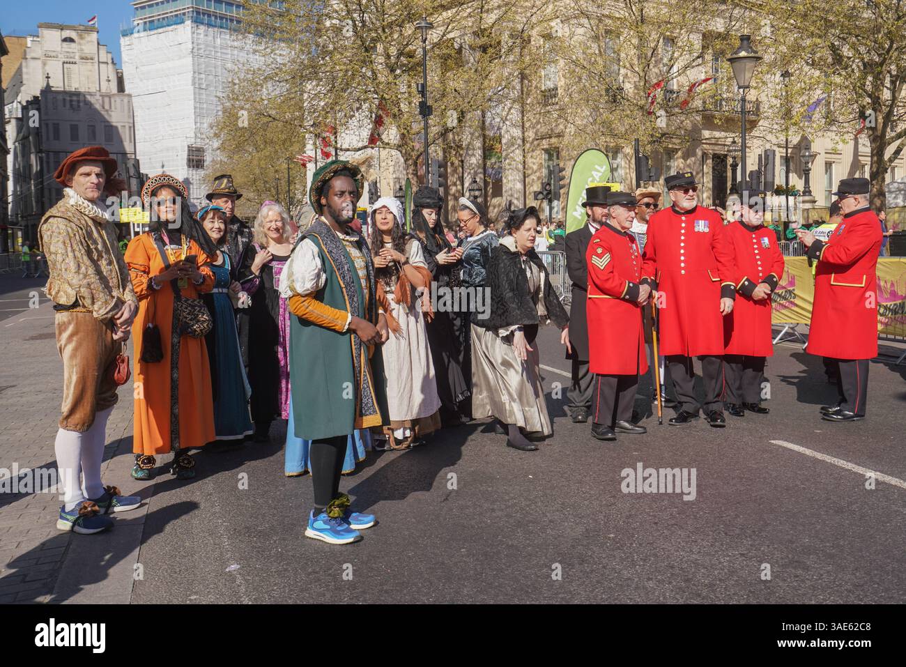 Londres Royaume-Uni 6 avril 2025. Les gens vêtus de costumes d'époque et les retraités de Chelsea sortent pour regarder le semi-marathon sous le soleil alors que le temps chaud continue . Le Royaume-Uni a vu sa journée la plus chaude de l'année jusqu'à présent vendredi, les températures étant passées au-dessus de 23C (73F) . Credit Amer Ghazzal/Alamy Live News Banque D'Images