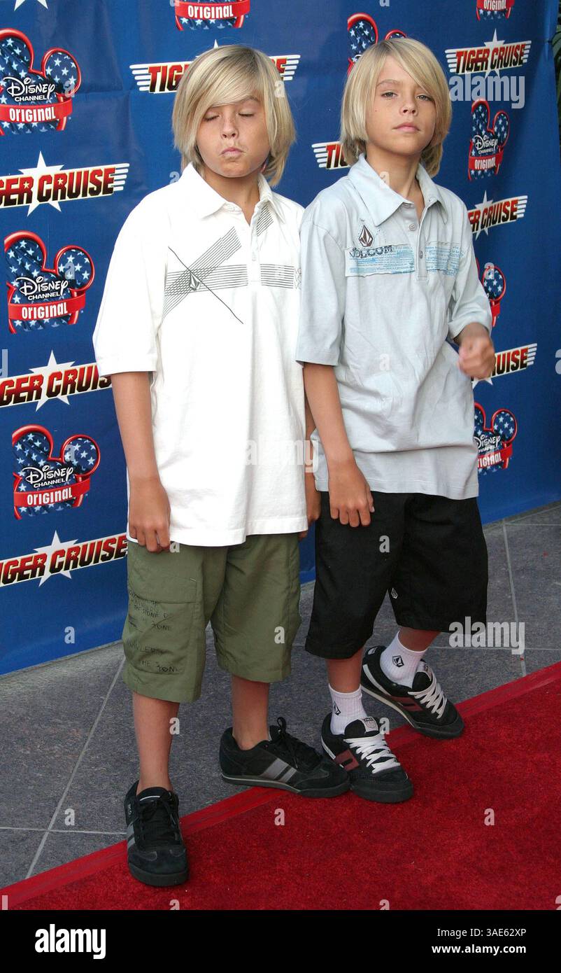 27 juillet 2004 ; Los Angeles, CA, États-Unis ; les acteurs COLE et DYLAN SPROUSE lors de la première à Los Angeles de 'Tiger Cruise' tenue à la Directors Guild of America. (Crédit image : Ning Chiu/ZUMAPRESS.com) Banque D'Images