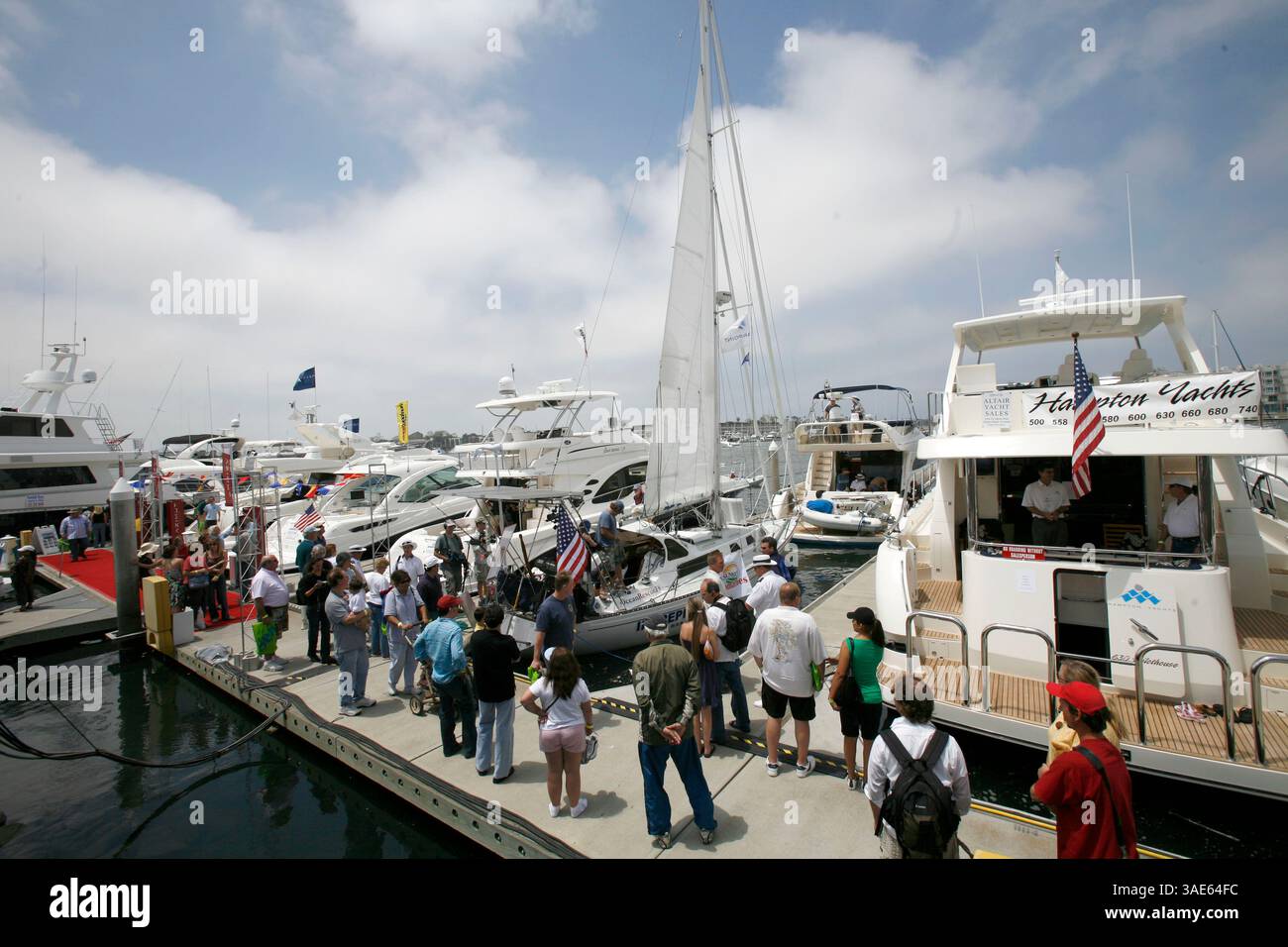 14 juin 2008 - Marina del Rey, Californie , États-Unis - ZAC SUNDERLAND, 16 ans, commence sa tentative d'être la plus jeune personne à faire le tour du globe en solo au port de Marina del Rey en Californie du Sud. Sunderland, de Thousand Oaks, Californie, espère battre le record détenu par David Dicks, en complétant le voyage en 11 mois à bord de son voilier de 36 pieds The Intrepid (crédit image : Ringo Chiu/ZUMAPRESS.com) Banque D'Images