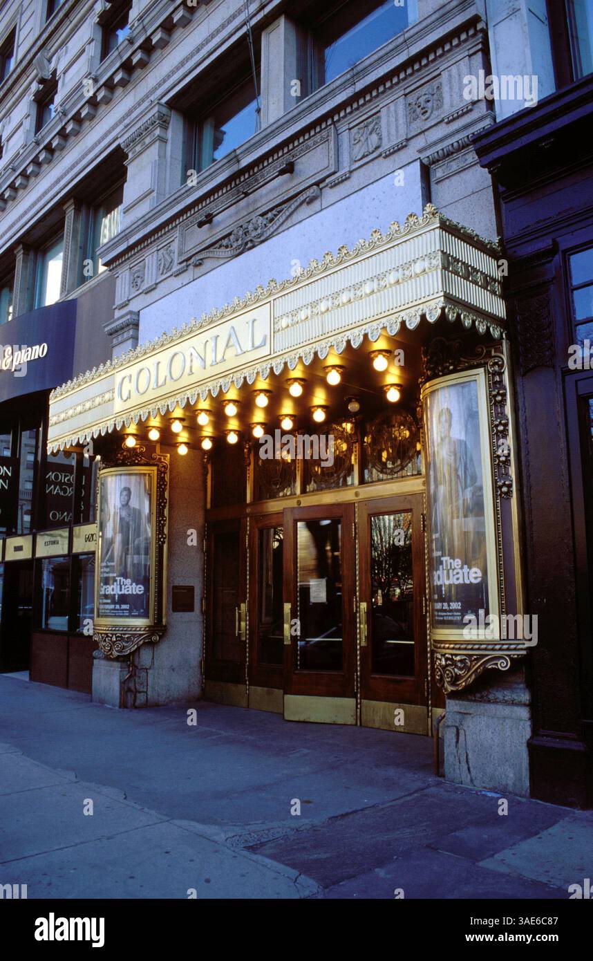 18 février 2002 ; Boston, ma, États-Unis ; le Colonial Theater, situé au 106 Boylston Street à Boston, a ouvert ses portes en 1900. Murs lambrissés, colonnes de marbre rose et balustrades recouvertes de velours créent une aura de splendeur. (Crédit image : Seamas Culligan/ZUMAPRESS.com) Banque D'Images