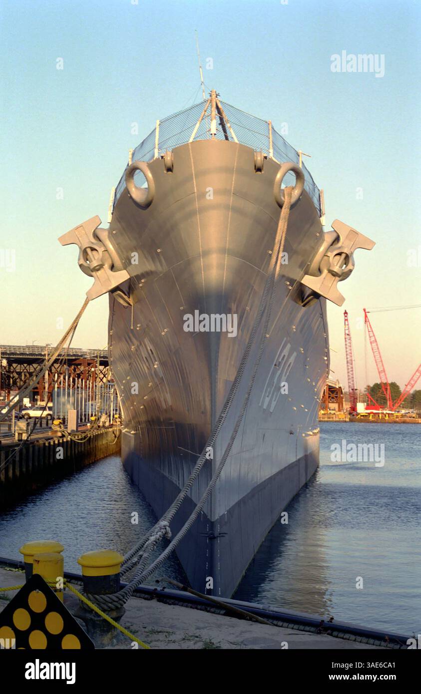 12 mars 2002 ; Quincy, ma, États-Unis ; commandé par l'US Navy le 14 juin 1943, l'USS Salem (CA 139) fut posé le 4 juillet 1945 au chantier naval de Quincy de la Bethlehem Steel Company à Quincy, Massachusetts et lancé le 25 mars 1947. Il est mis en service au Boston Navy Yard le 14 mai 1949. (Crédit image : Seamas Culligan/ZUMAPRESS.com) Banque D'Images