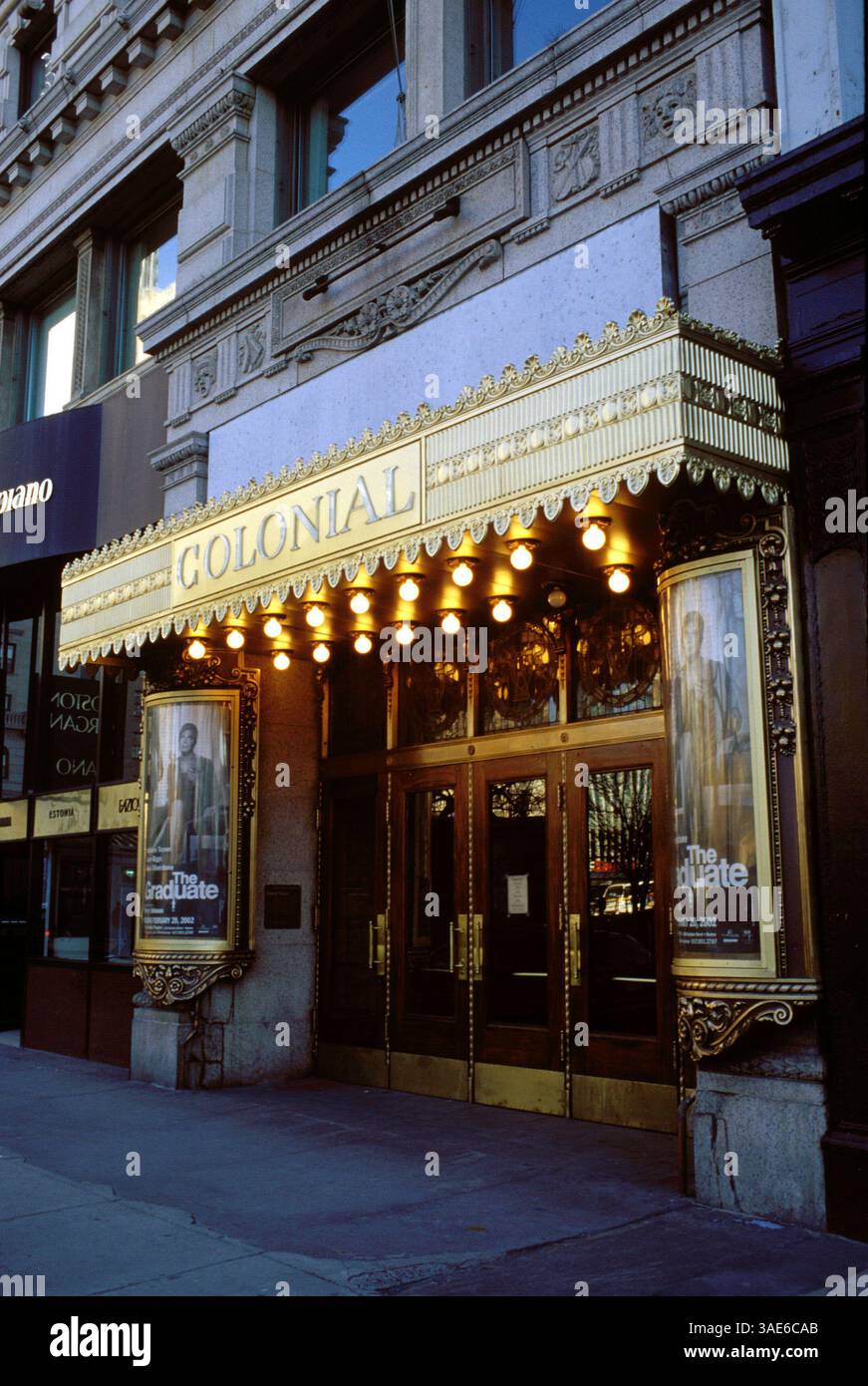 18 février 2002 ; Boston, ma, États-Unis ; le Colonial Theater, situé au 106 Boylston Street à Boston, a ouvert ses portes en 1900. Murs lambrissés, colonnes de marbre rose et balustrades recouvertes de velours créent une aura de splendeur. (Crédit image : Seamas Culligan/ZUMAPRESS.com) Banque D'Images