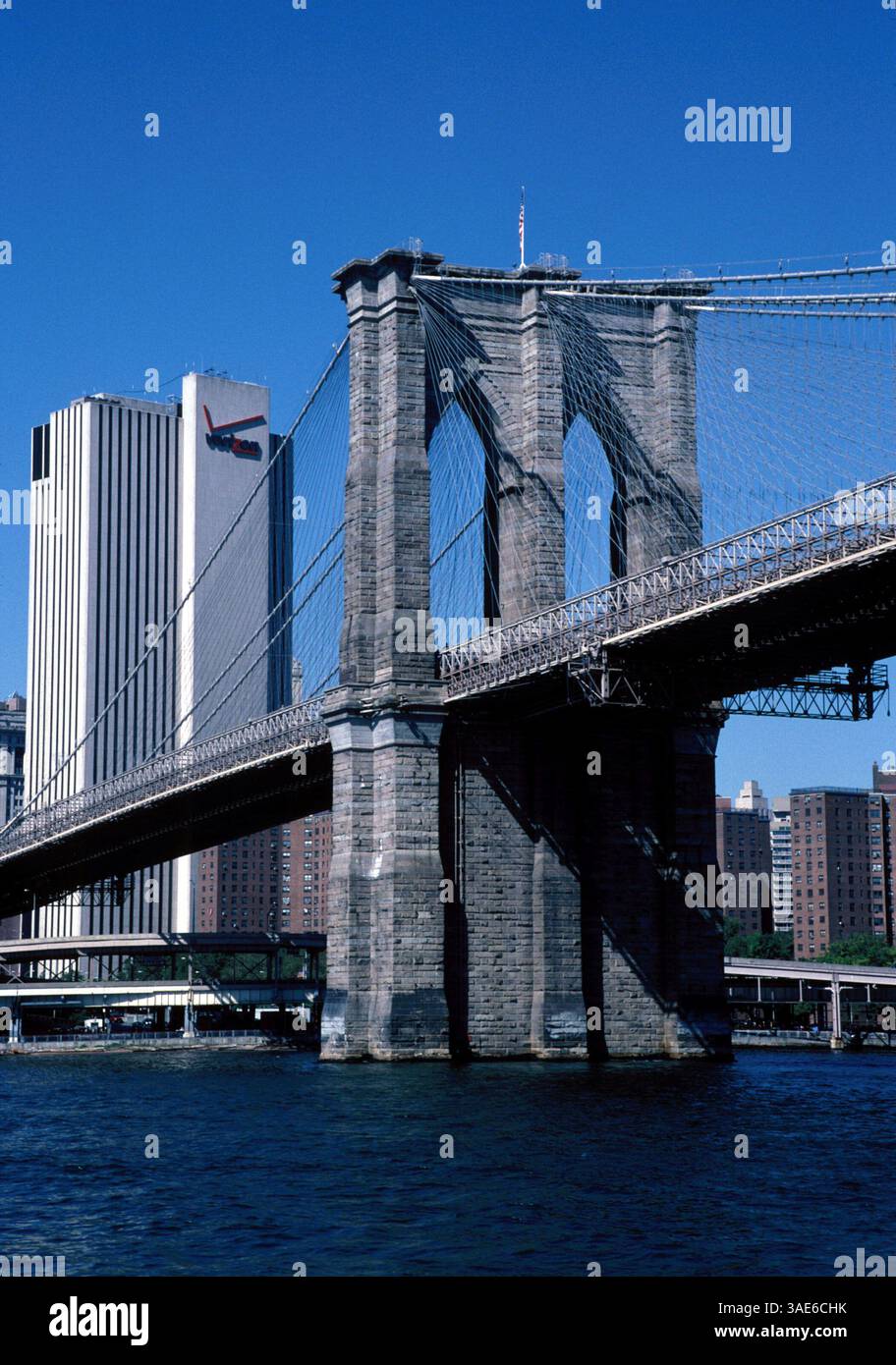 29 septembre 2002 ; New York, NY, États-Unis ; sans doute le pont le plus influent de l'histoire américaine, le pont de Brooklyn reste l'une des merveilles architecturales les plus célèbres de New York CityÕs. Conçue par le brillant ingénieur John Augustus Roebling (1806-1869) et complétée par son fils tout aussi ingénieux Washington Roebling (1837-1926), cette élégante structure était, au moment de son achèvement en 1883, le plus long pont suspendu du monde. . (Crédit image : Seamas Culligan/ZUMAPRESS.com) Banque D'Images