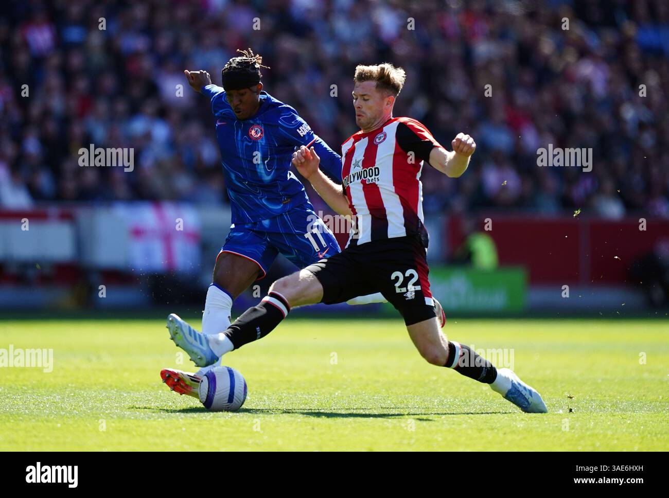 Noni Madueke de Chelsea et Nathan Collins de Brentford (à droite) s'affrontent pour le ballon lors du premier League match au Gtech Community Stadium de Londres. Date de la photo : dimanche 6 avril 2025. Banque D'Images