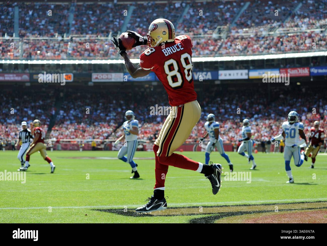San Francisco 49ers Isaac Bruce, #88, saute pour attraper une passe de touchdown contre les Lions de Détroit dans le 1er quart-temps de leur match le dimanche 21 septembre 2008 au Candlestick Park à San Francisco, en Californie (crédit image : Bay Area News Group/ZUMAPRESS.com) Banque D'Images