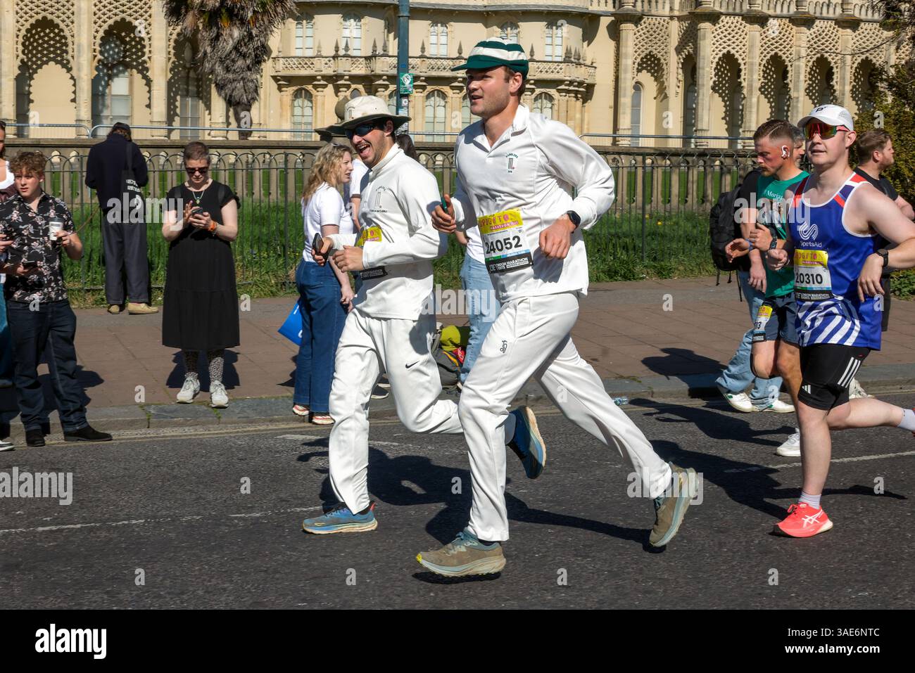 Brighton, ville de Brighton et Hove, East Sussex, Royaume-Uni. Brighton Marathon 2025 en passant par le point de 10km de la course olympique distancée en passant par l'emblématique Brighton Pavilion en costume fantaisie. David Smith/Alamy 6 avril 2025 Banque D'Images
