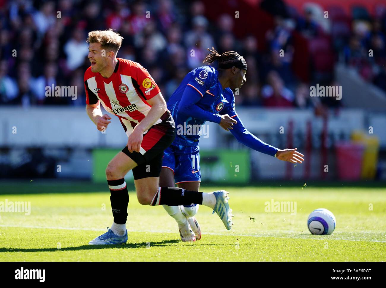 Nathan Collins de Brentford et Noni Madueke de Chelsea (à droite) lors du premier League match au Gtech Community Stadium de Londres. Date de la photo : dimanche 6 avril 2025. Banque D'Images