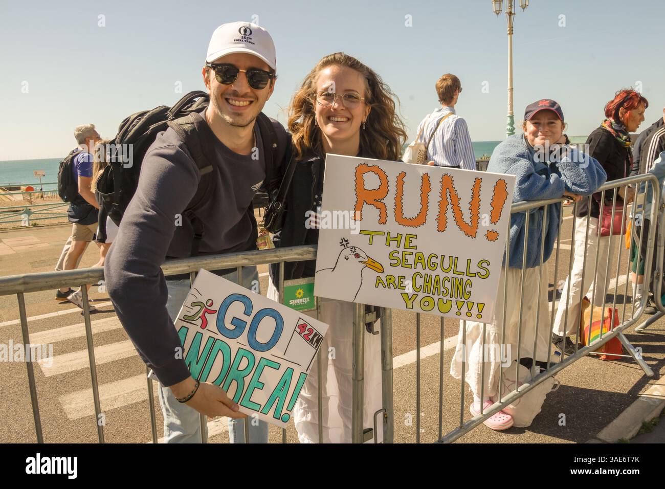 Ville de Brighton & Hove, East Sussex, Royaume-Uni. Soutien montré à une amie qui court au marathon de Brighton 2025 avec une pancarte amusante pour encourager ses efforts. 6 avril 2025 David Smith/Alamy Banque D'Images