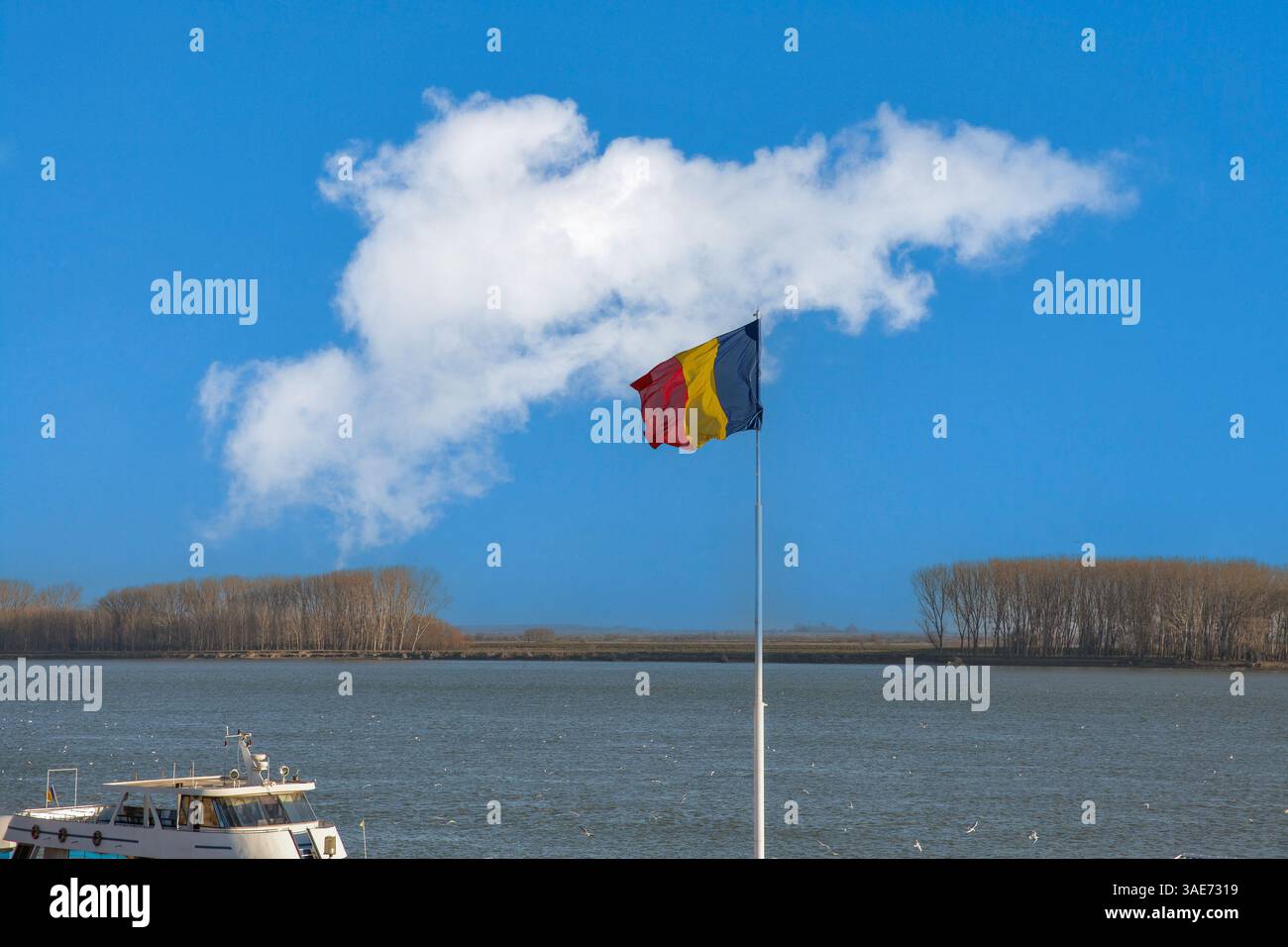 Paysage rural avec drapeau roumain national sur les rives du Danube à Galati, Roumanie. Banque D'Images