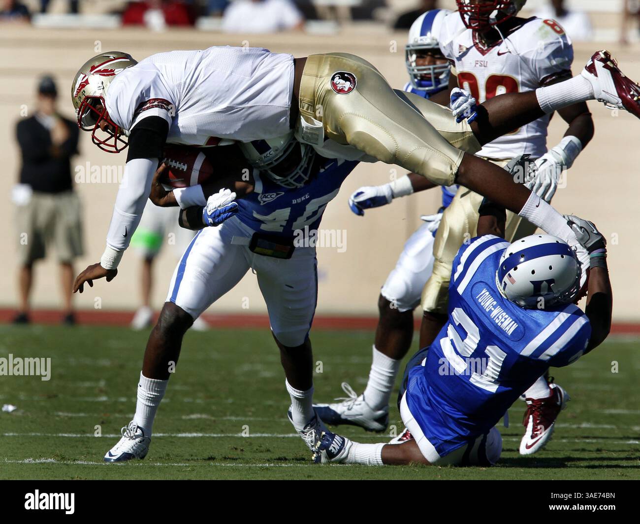 Octobre 15, 2011 - Durham, NC, USA - le quarterback de l'État de Floride EJ Manuel (3) monte et dépasse la sécurité de Duke Anthony Young-Wiseman (21) au Wallace Wade Stadium à Durham, Caroline du Nord, samedi 15 octobre 2011. Florida State bat le duc, 41-16. (Crédit image : © Chuck Liddy/Raleigh News & observer/MCT/ZUMAPRESS.com) Banque D'Images